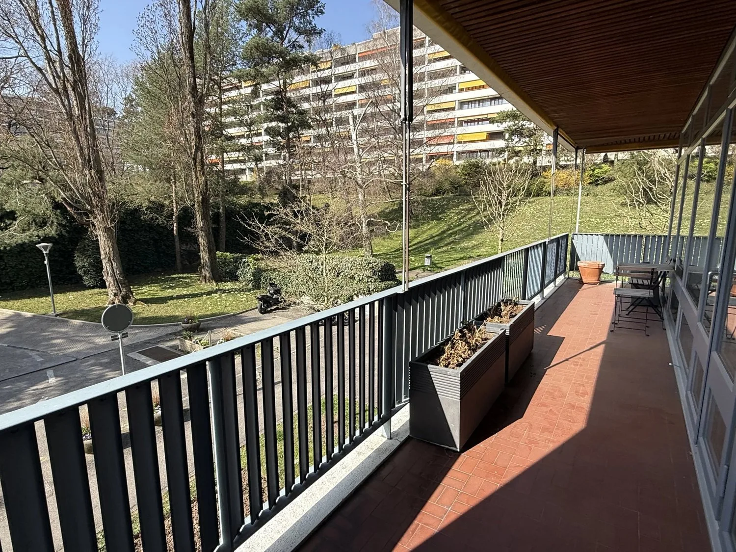 Appartamento luminoso e magnifico, recentemente ristrutturato, 58 m2 e 24 m2 di terrazza con vista libera sul parco