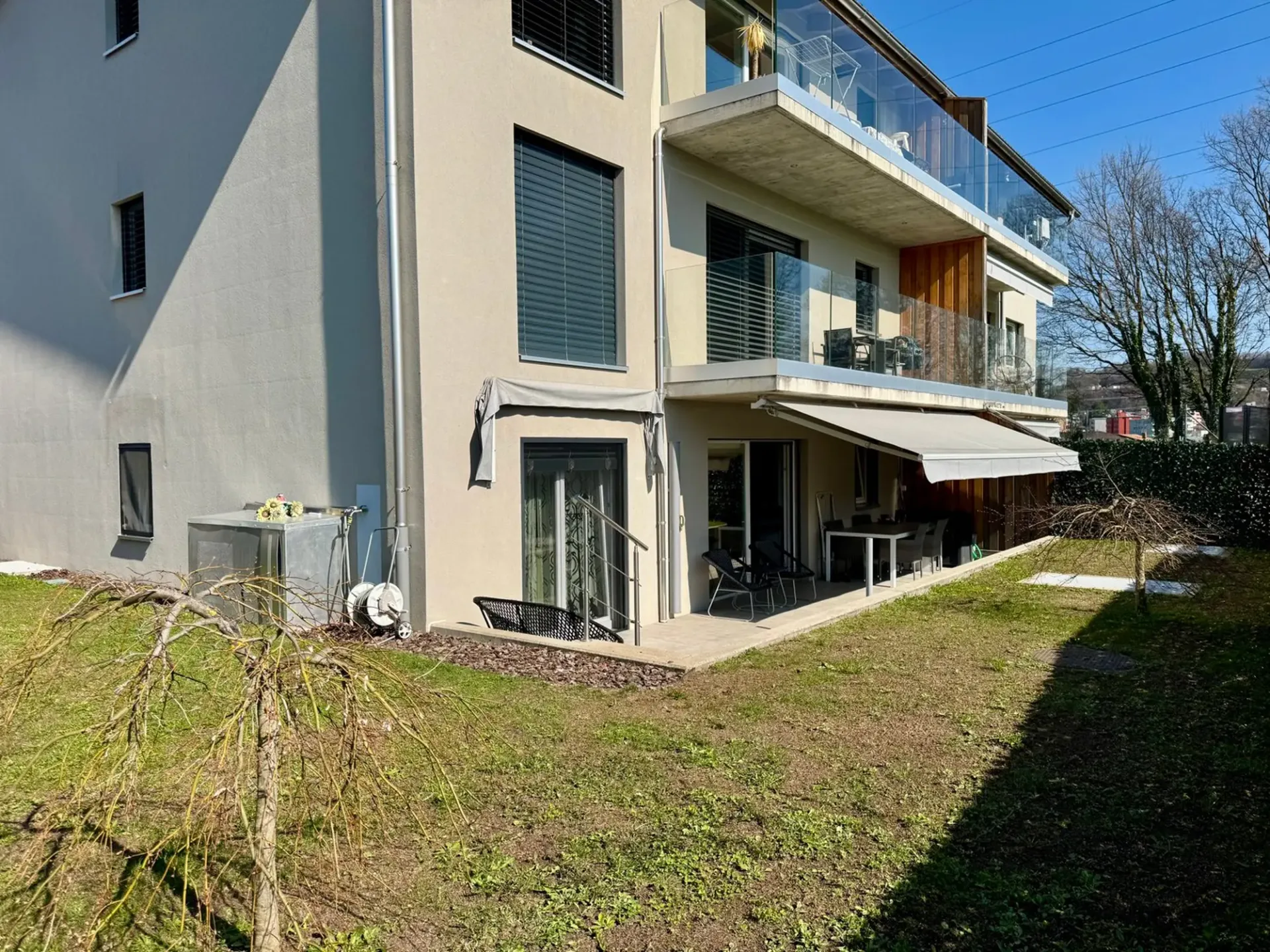 Modernes 4.5-Zimmer-Wohnung mit großem privatem Garten in Rancate