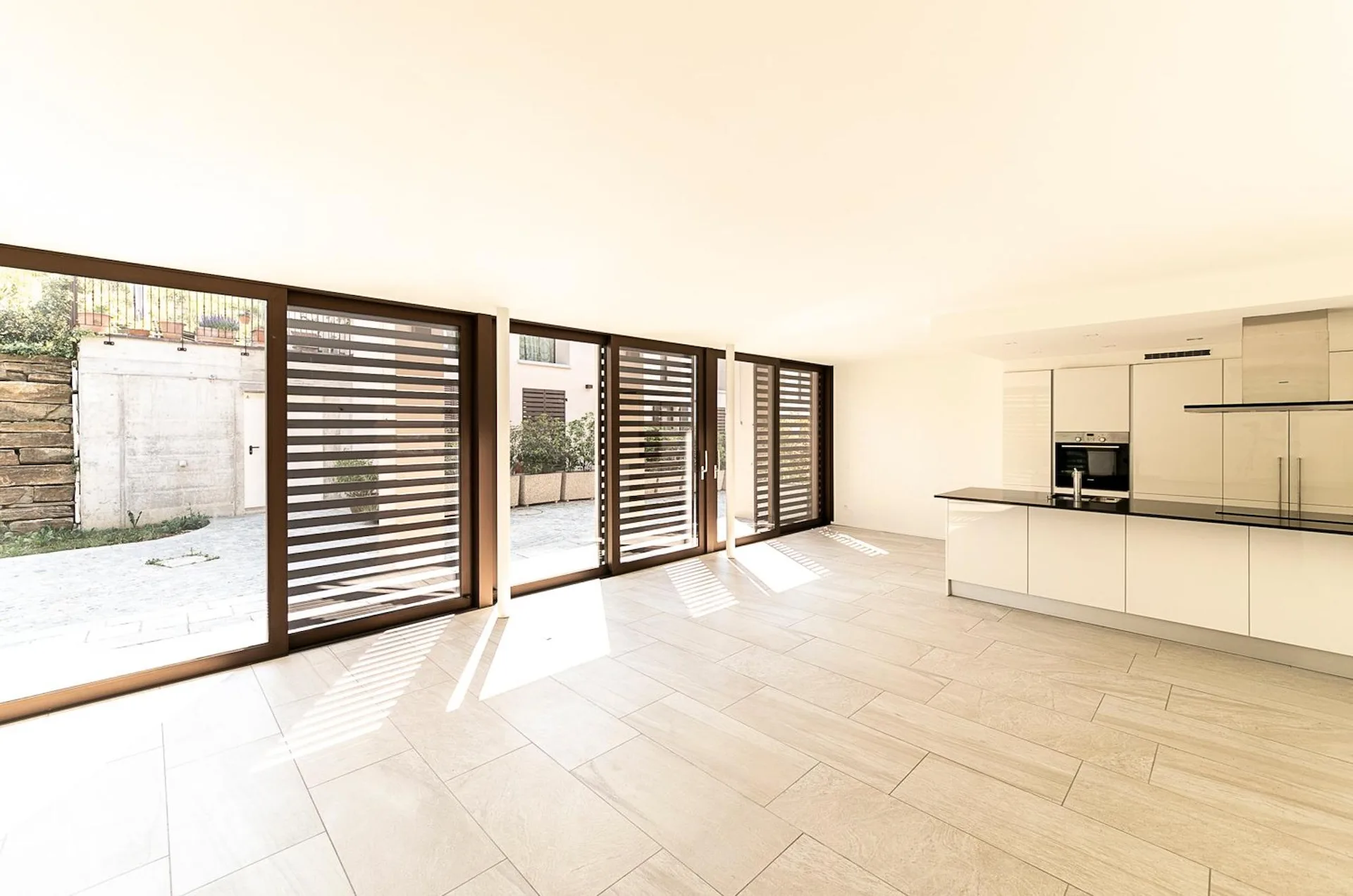 COLDRERIO - AFFITTASI SPLENDIDO APPARTAMENTO CON GIARDINO IMMERSO NEL VERDE  (rif. 003)