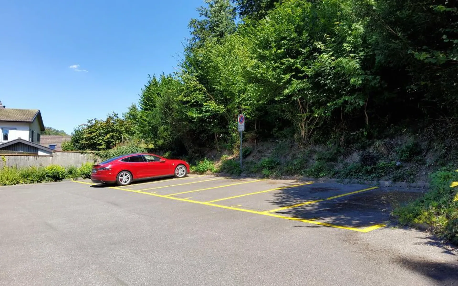Aussenparkplatz neben dem Waldrand verfügbar!