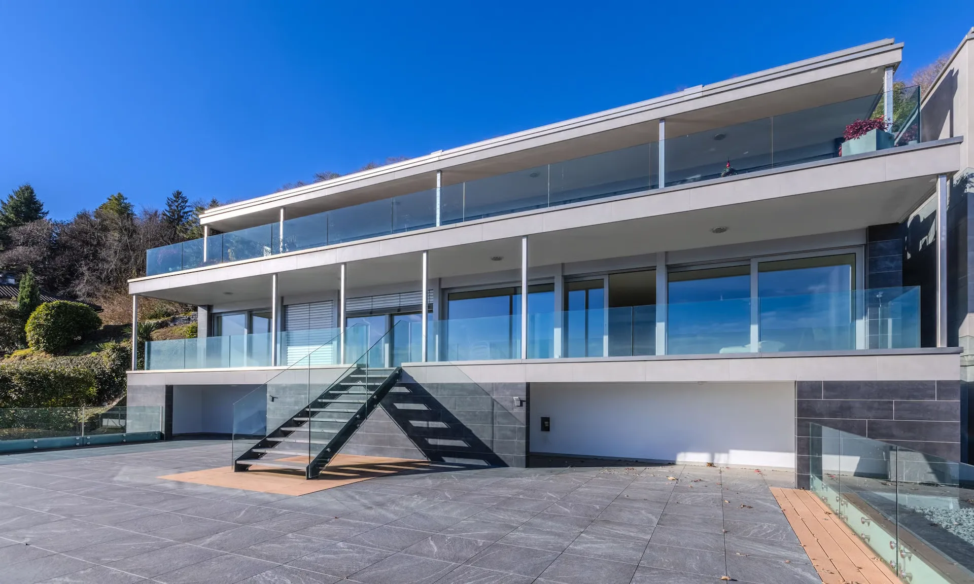 Moderne und geräumige 4.5-Zimmer-Wohnung mit Terrasse und Seeblick in Vernate