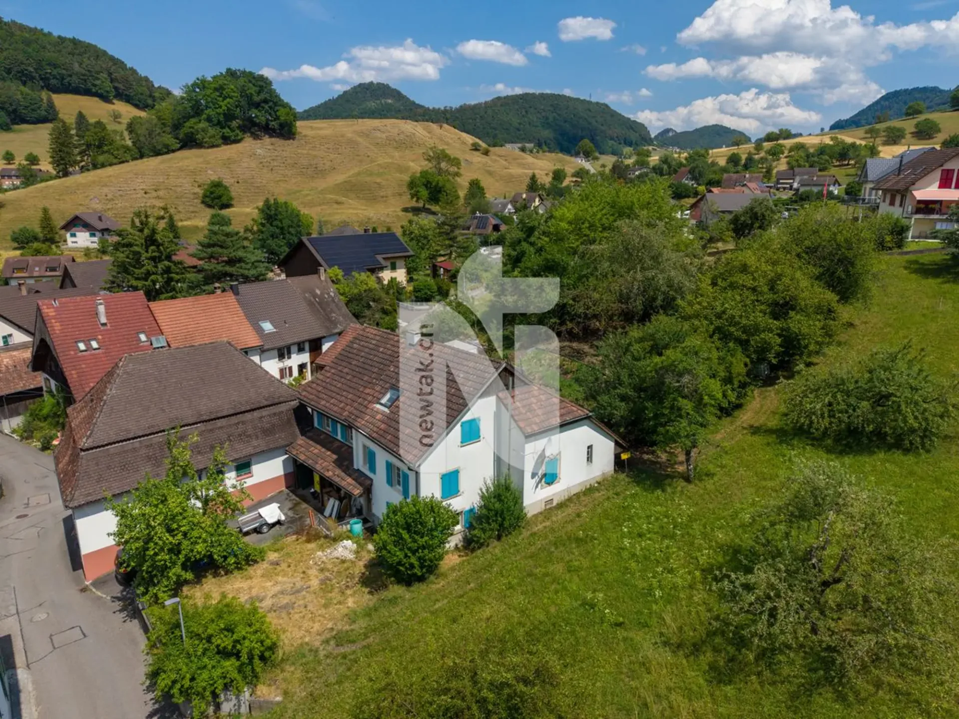 Detached, family-friendly single-family house with large garden and green views