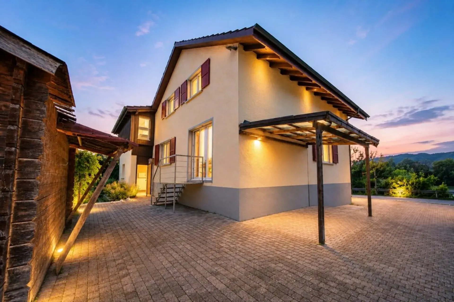 Ein Zuhause am Rhein mit Naturpool und Ausbaupotenzial - exklusives 8.5-Zimmer-Einfamilienhaus