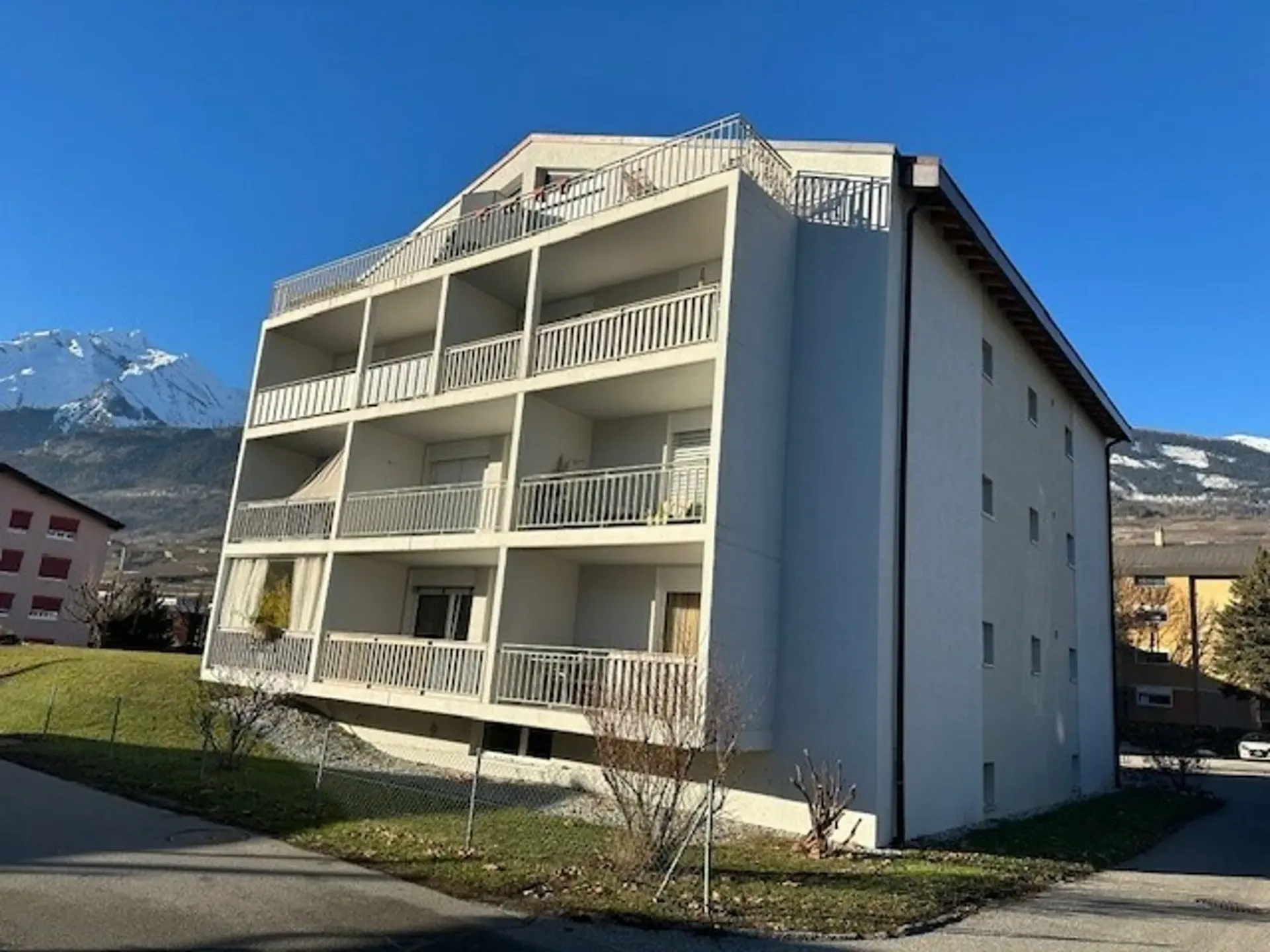 Parkplätze innen zu vermieten
