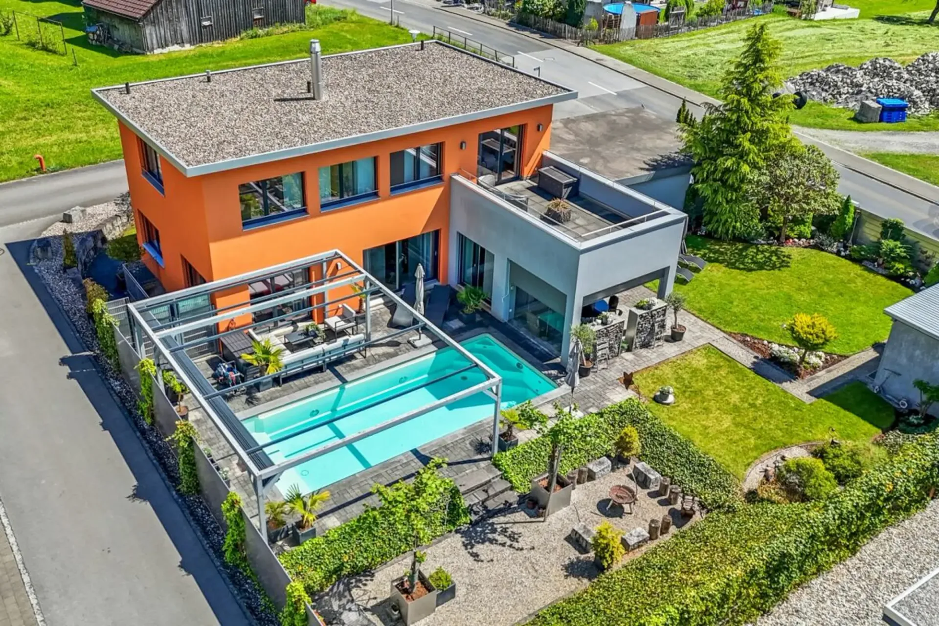 Modernes Wohnerlebnis mit Weitblick -  Einfamilienhaus mit Pool, Gartenidylle  und Panoramasicht