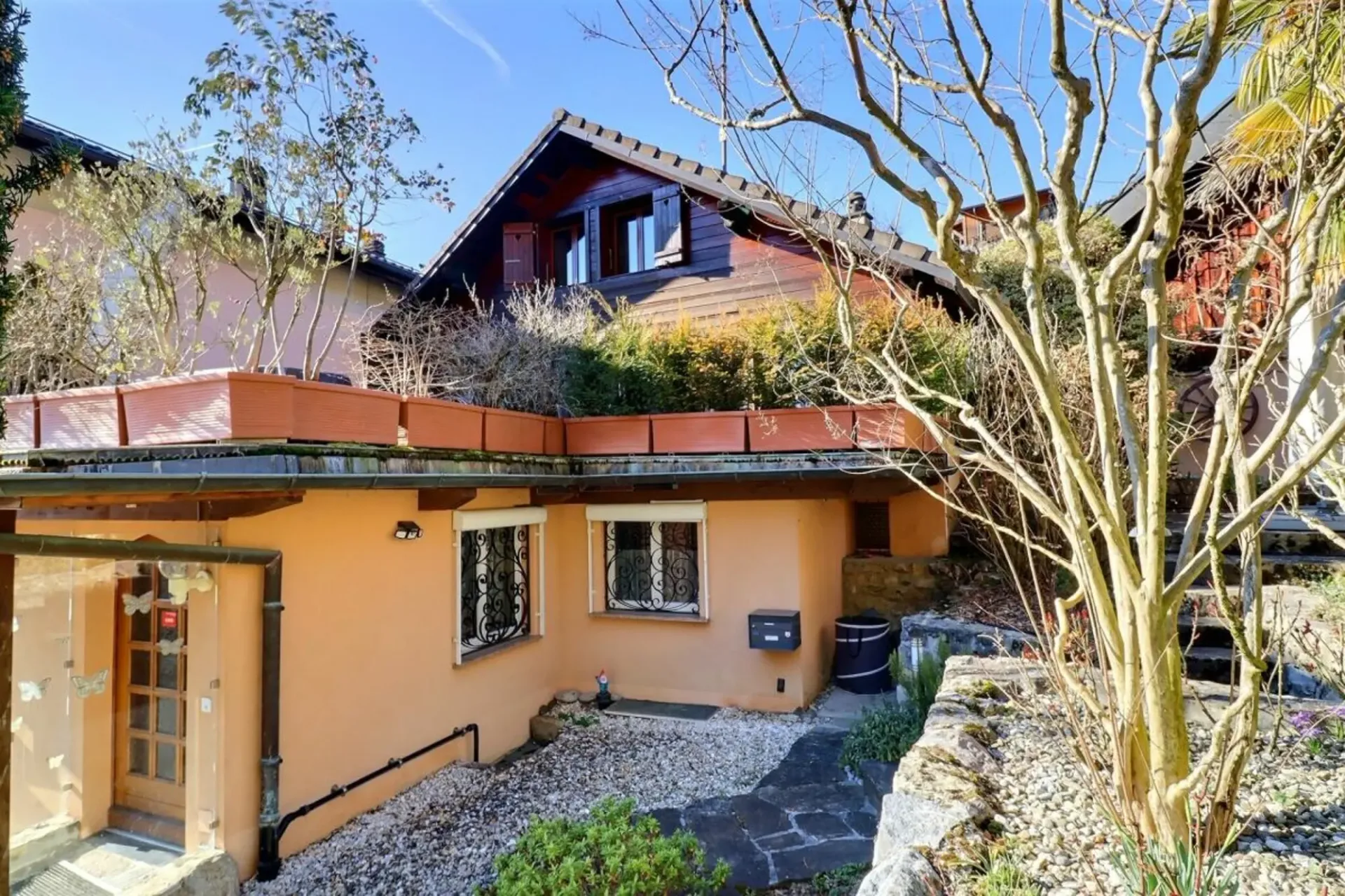Haus im Dorfzentrum umgeben von Weinbergen