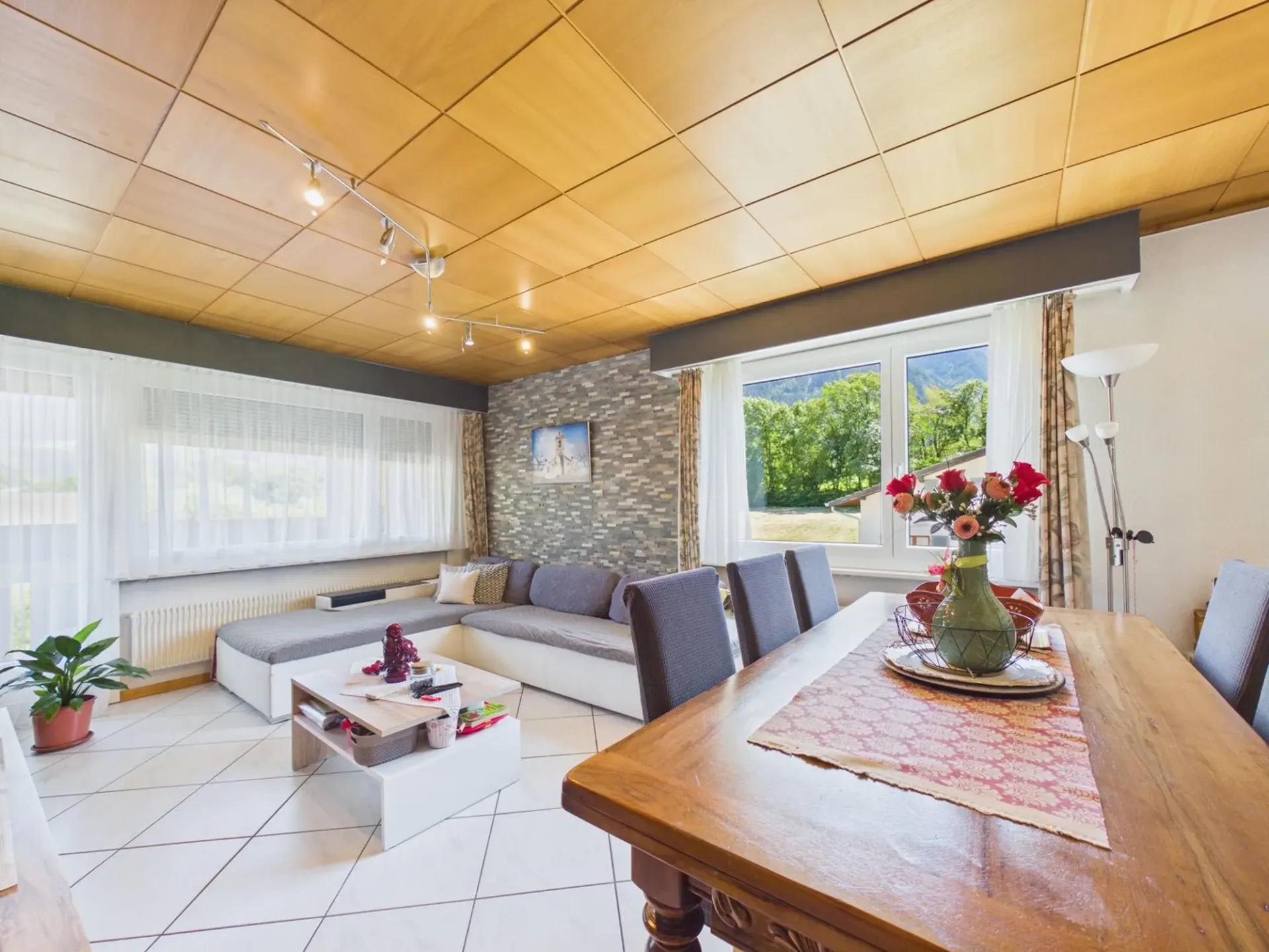 Familienfreundliche 4.5-Zimmer-Wohnung mit Balkon und traumhafter Aussicht in Susten
