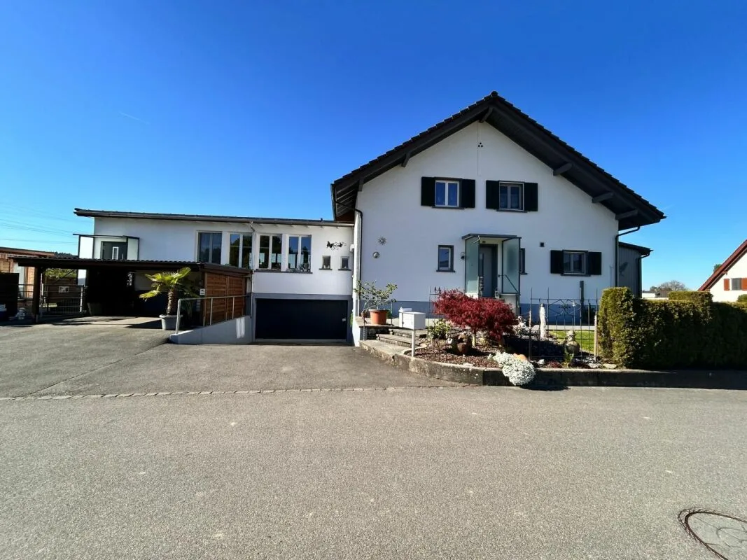 KMU Gebäude mit Wohnhaus.