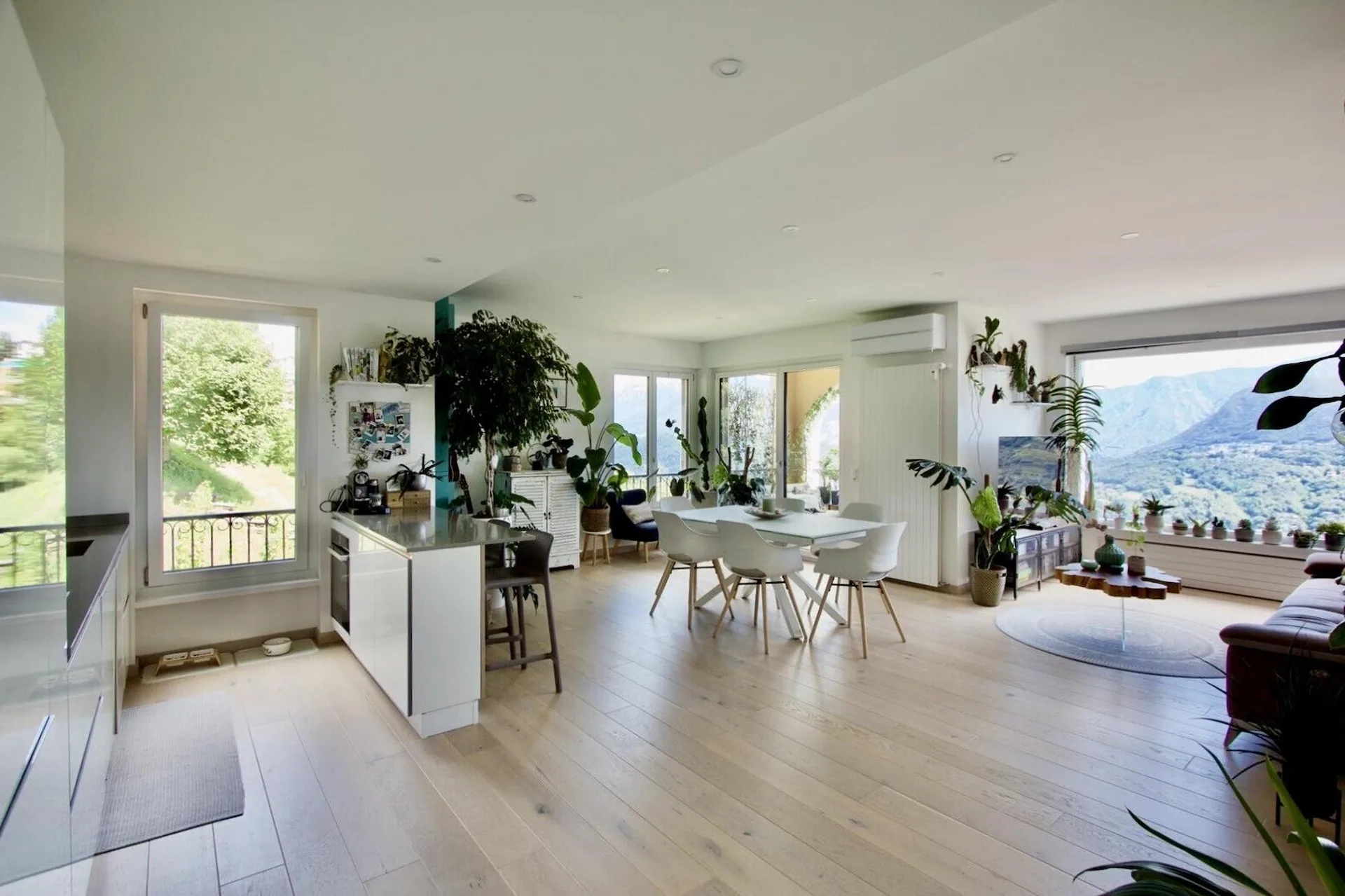 Großzügige 3.5-Zimmer-Wohnung mit Terrasse und Seeblick in Vernate