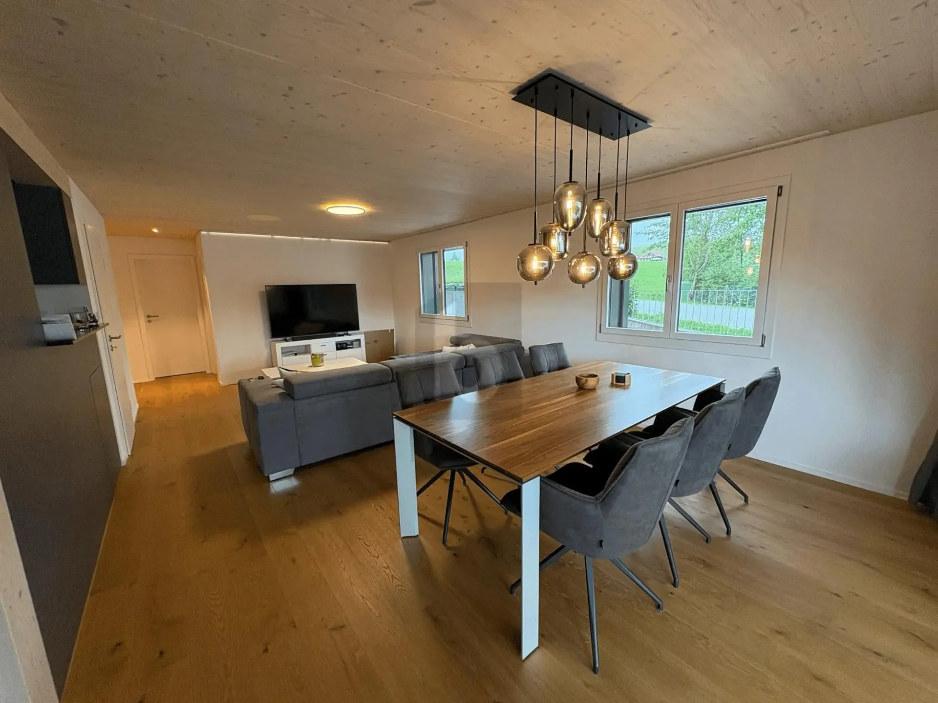 NEUWERTIGE TERRASSENWOHNUNG MIT GARTENIDYLLE