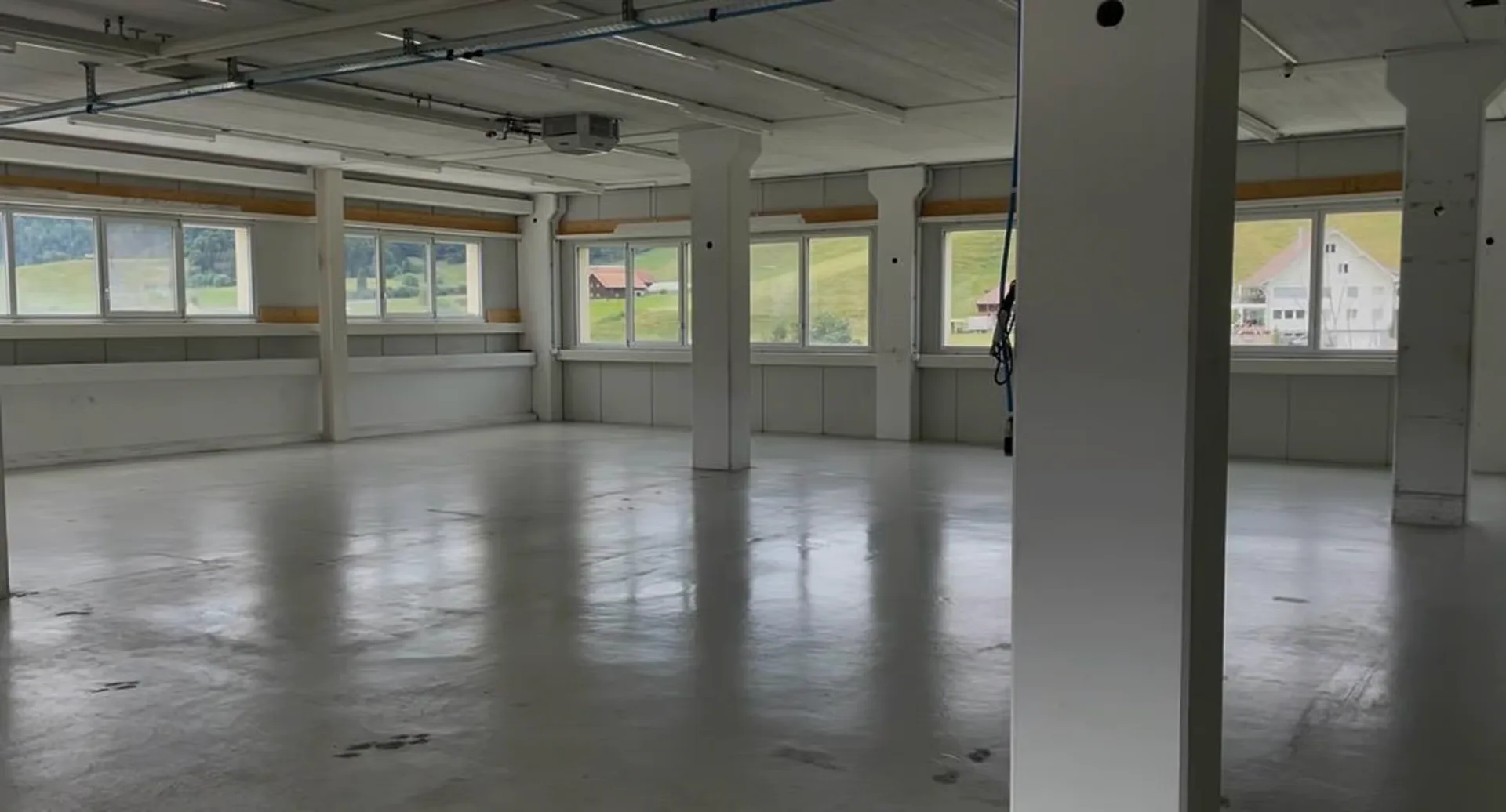 Gewerbe/Lager/Produktionsfläche (ca. 1000 m2) in Einsiedeln (Kanton Schwyz) zu vermieten