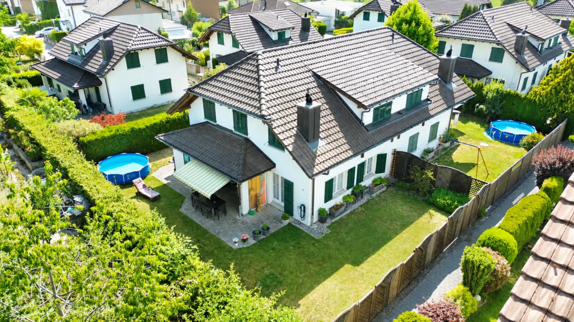 Charmantes 5.5-Zimmer Doppeleinfamilienhaus mit traumhaftem Garten & 3 Tiefgaragenparkplätzen in Wohlen AG