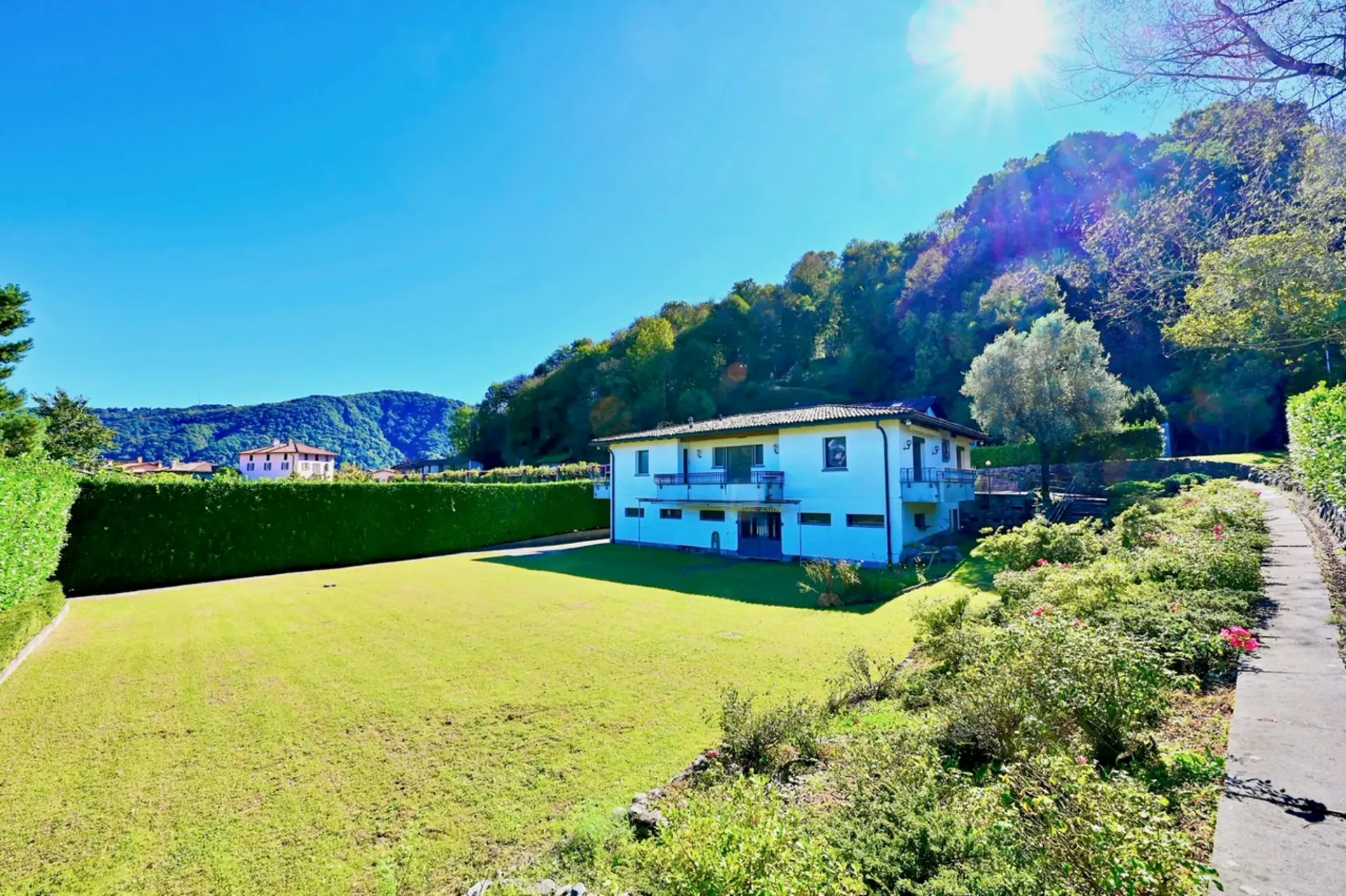 Villa con Giardino, Dependence e Ampio Potenziale Edificatorio