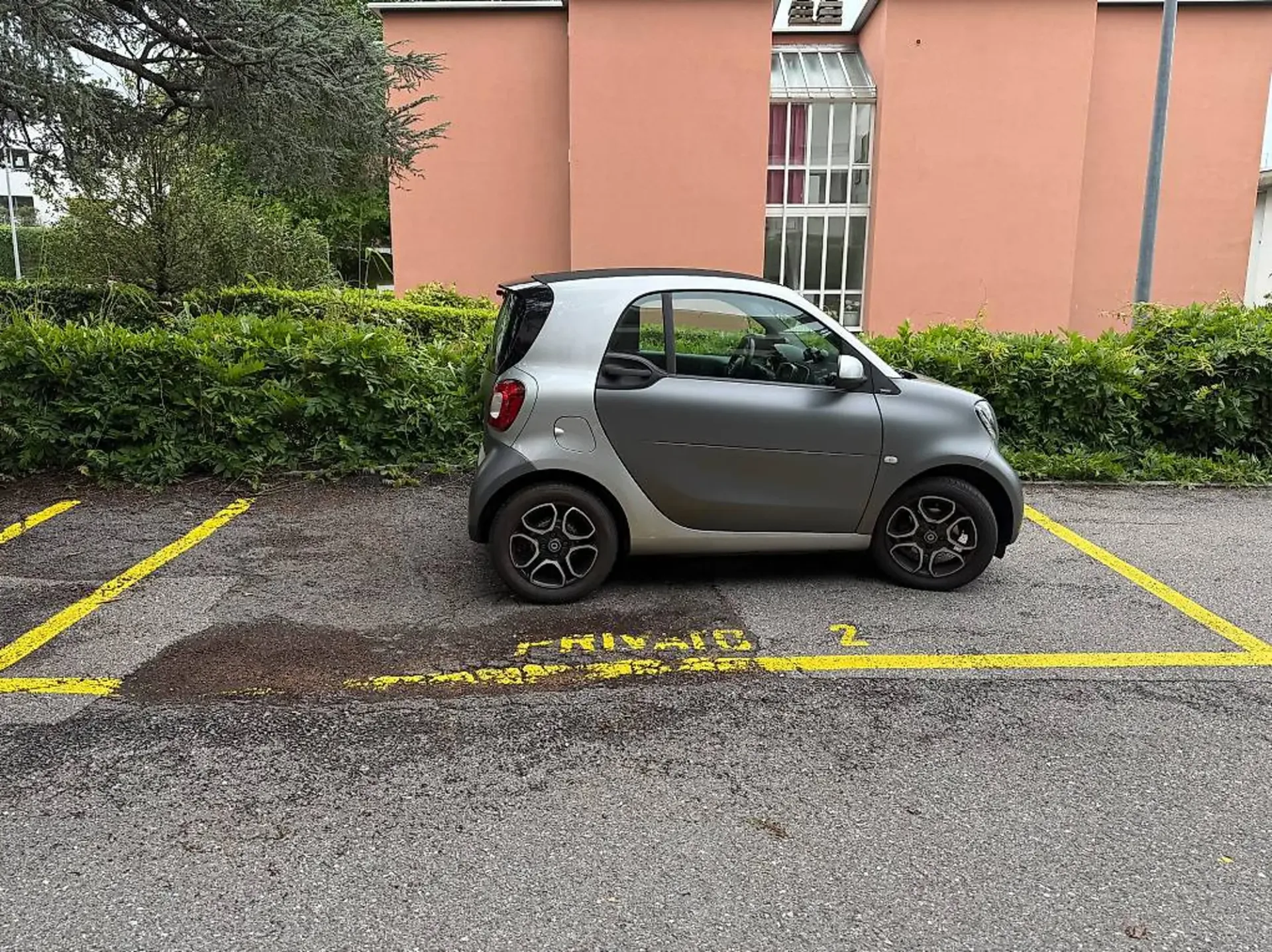 Parkplatz in Wohngegend