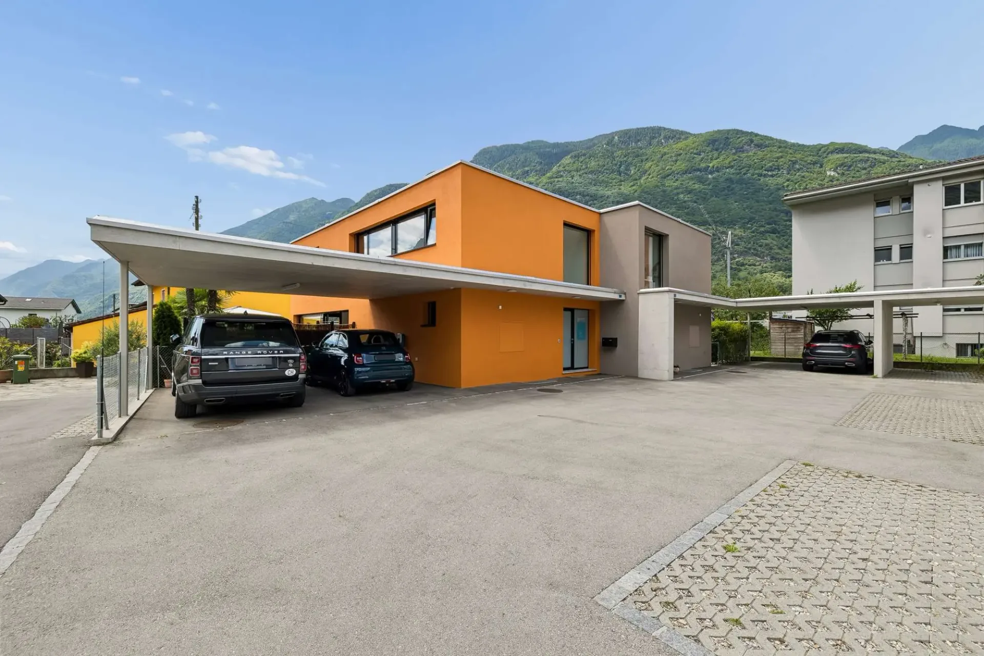 Neuwertiges Haus mit mediterranem Garten und separatem Hobbyraum