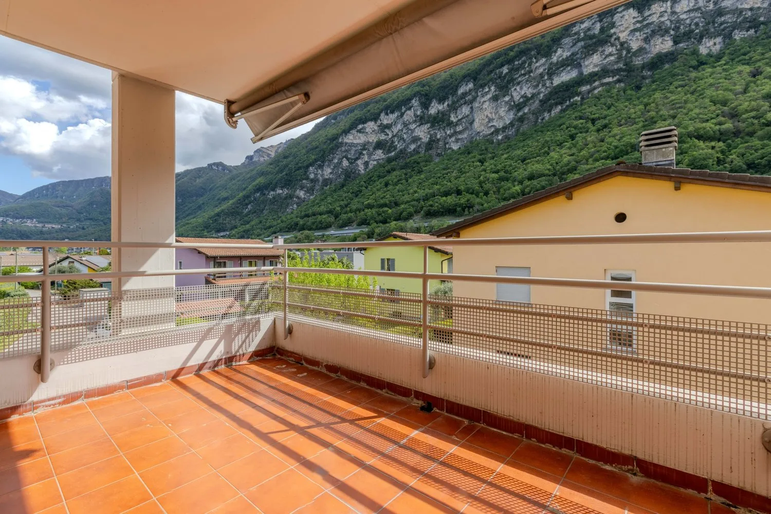 Geräumige 5.5-Zimmer-Wohnung mit Blick ins Grüne in Riva San Vitale