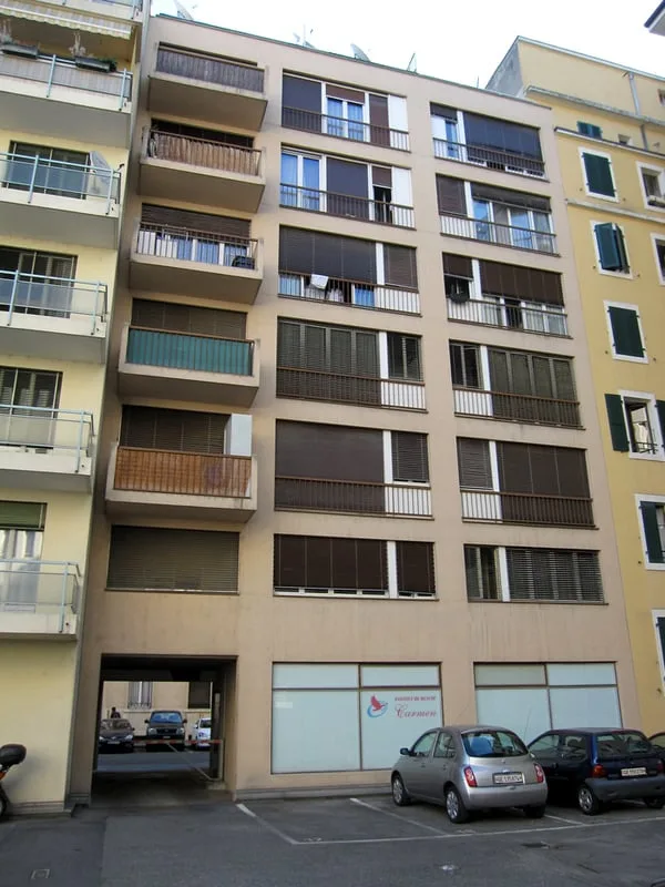 Studio meublé situé au 3ème étage.