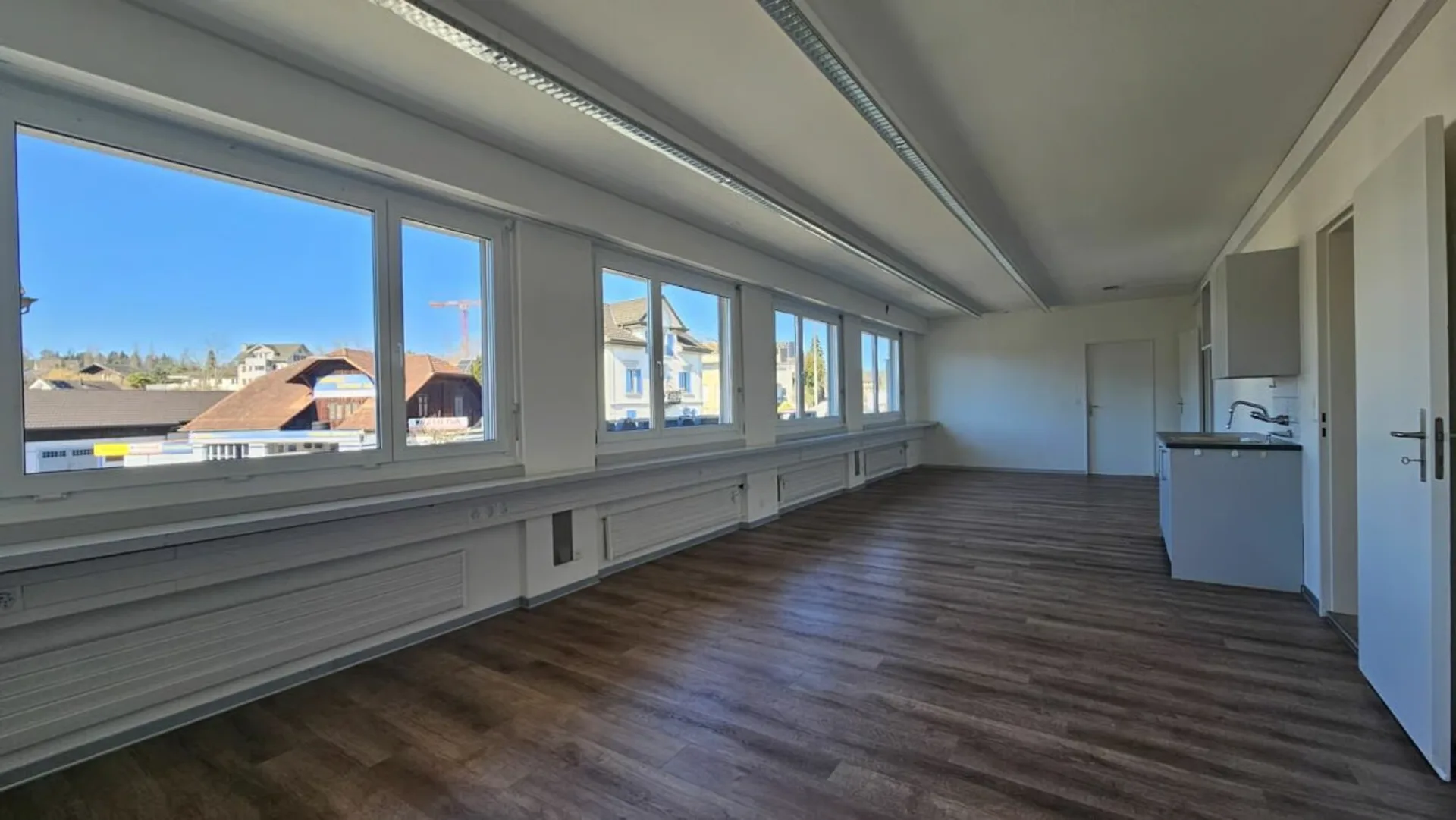«Bestpreis-Garantie» Schön ausgebaute und praktisch unterteilte Büro- Gewerbefläche