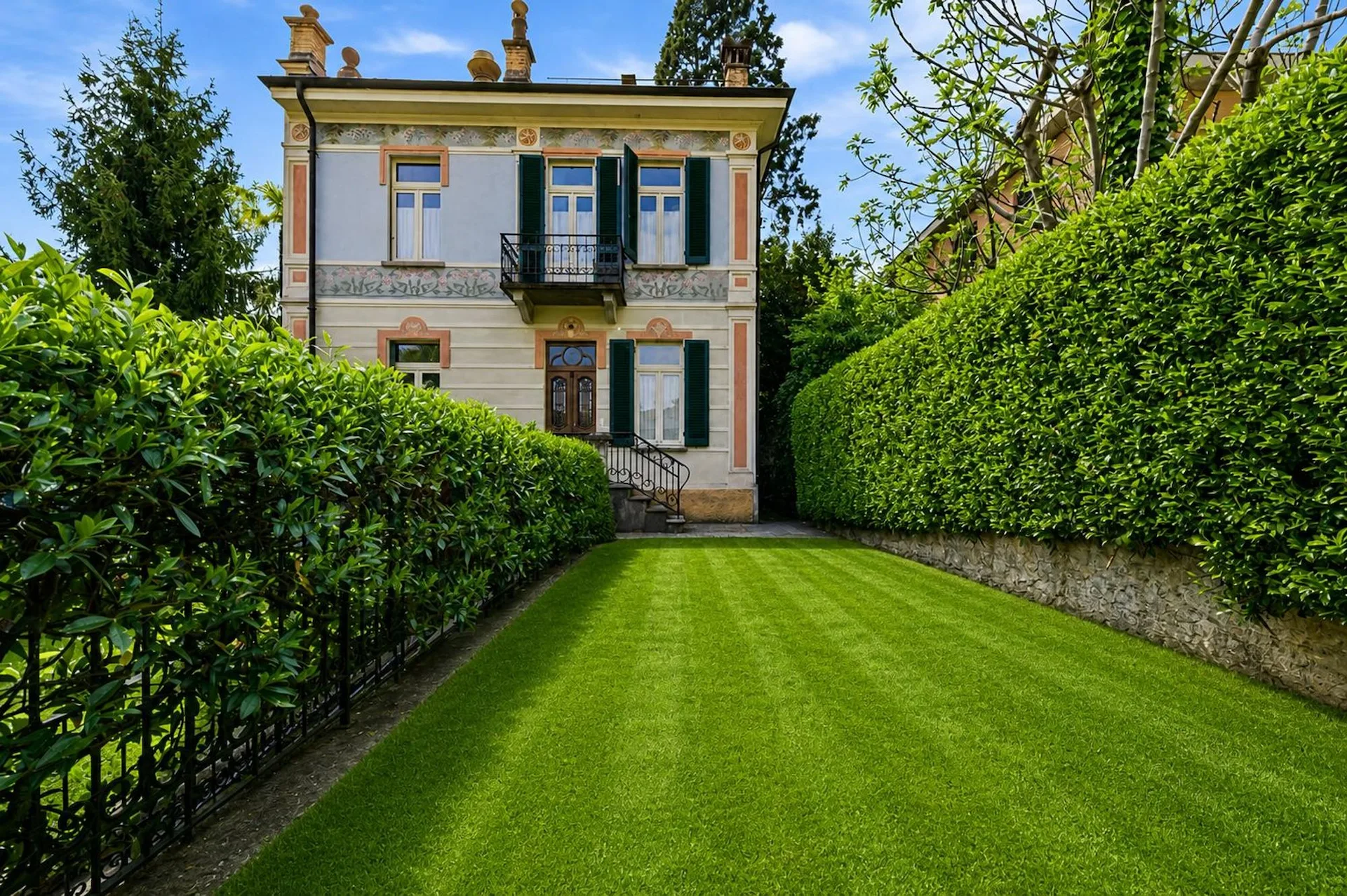 Villa d'epoca con vista lago