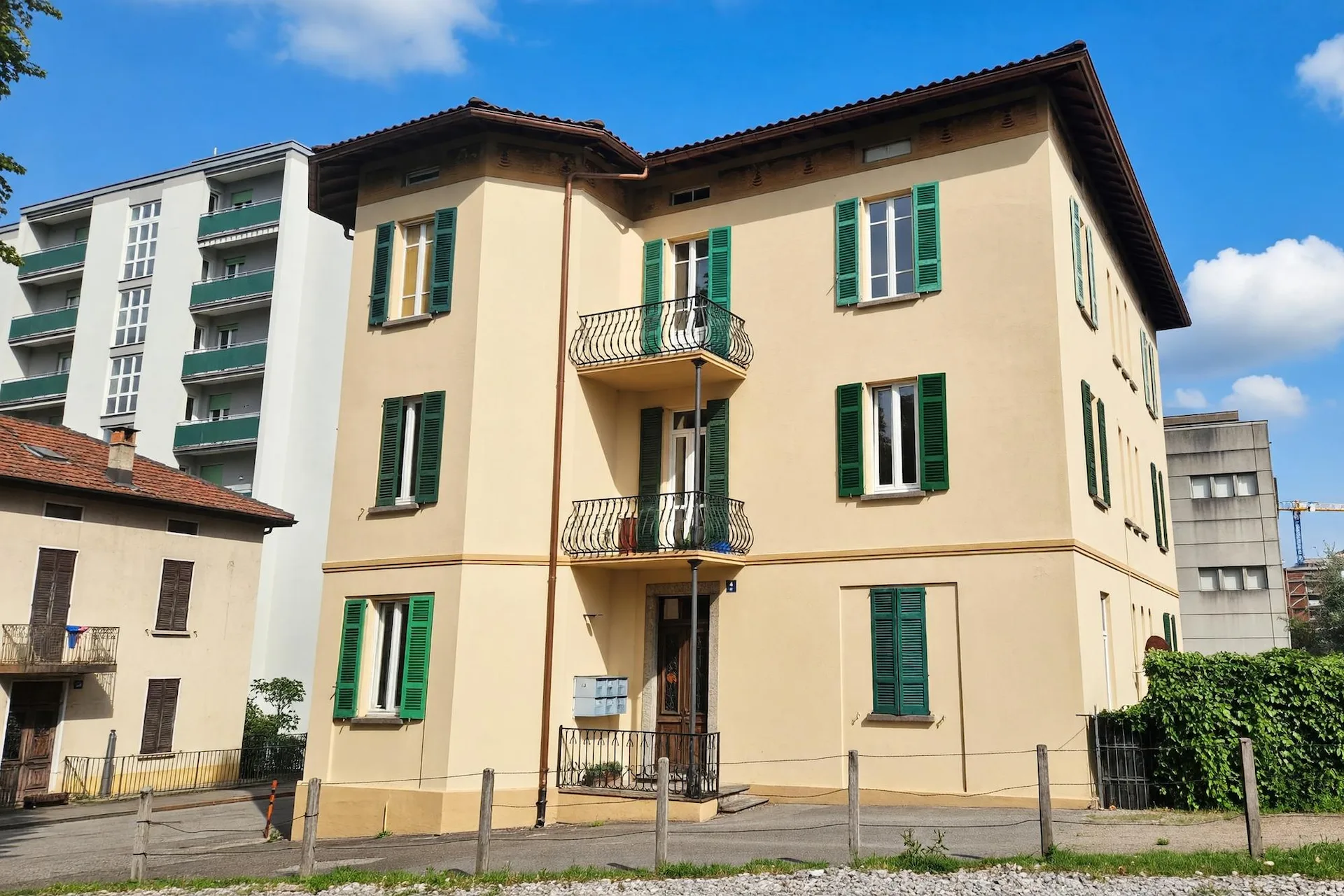 Schöne 3,5-Zimmer-Wohnung in strategischer Lage mit Doppelbalkon und zwei Parkplätzen