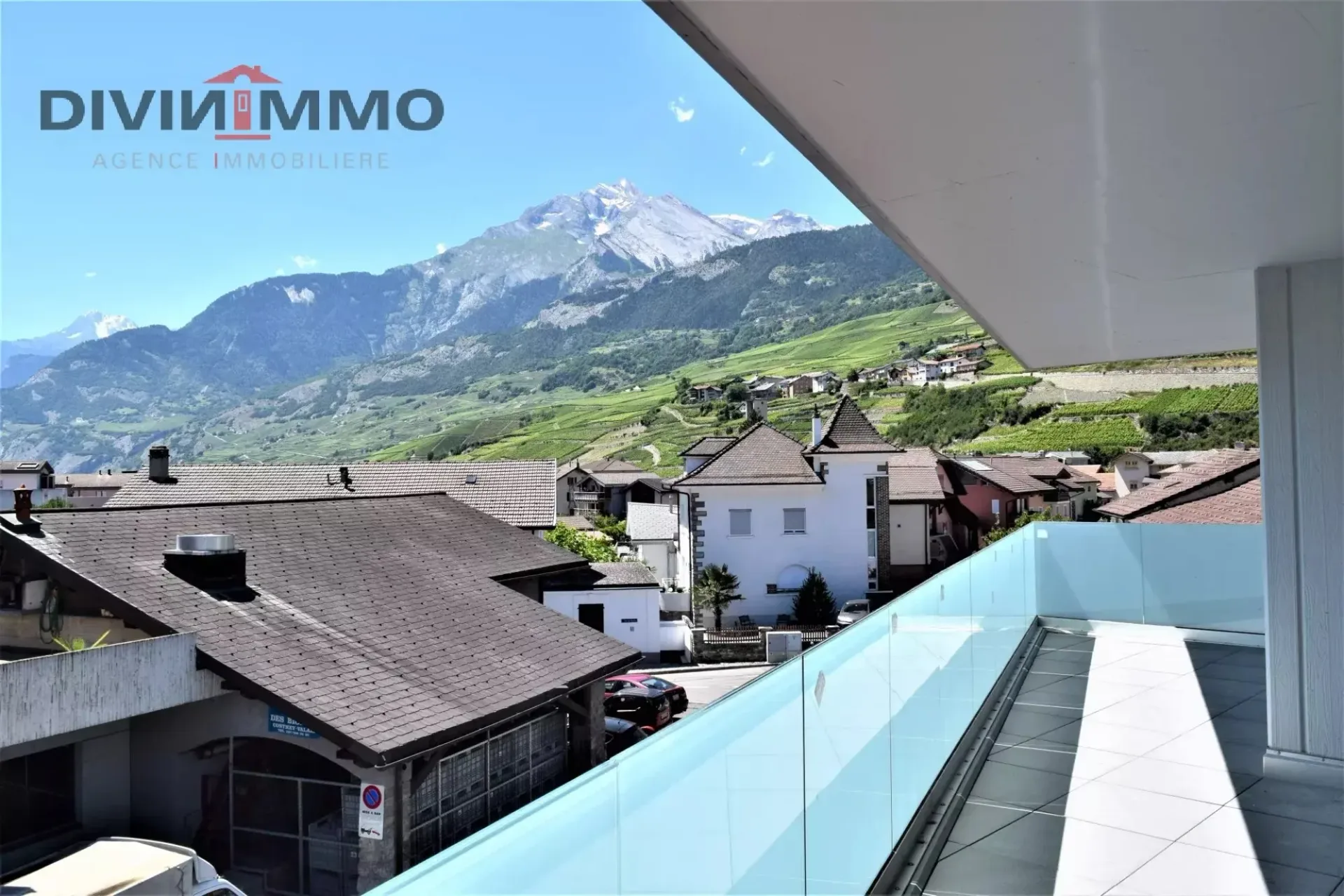 Schönes Apartment mit hohem Standard im Herzen des Dorfes mit zwei Garagen