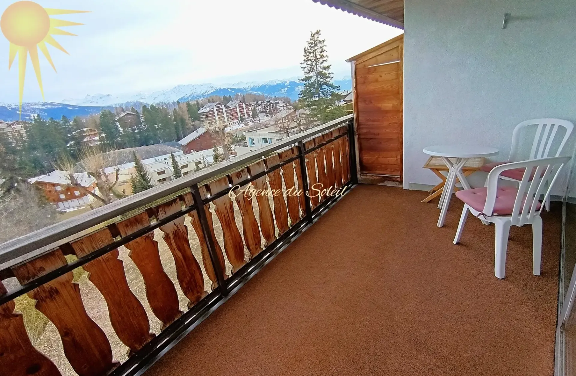 À louer UNIQUEMENT à l'année (à partir du 1r décembre) magnifique grand studio sud avec sa superbe vue !