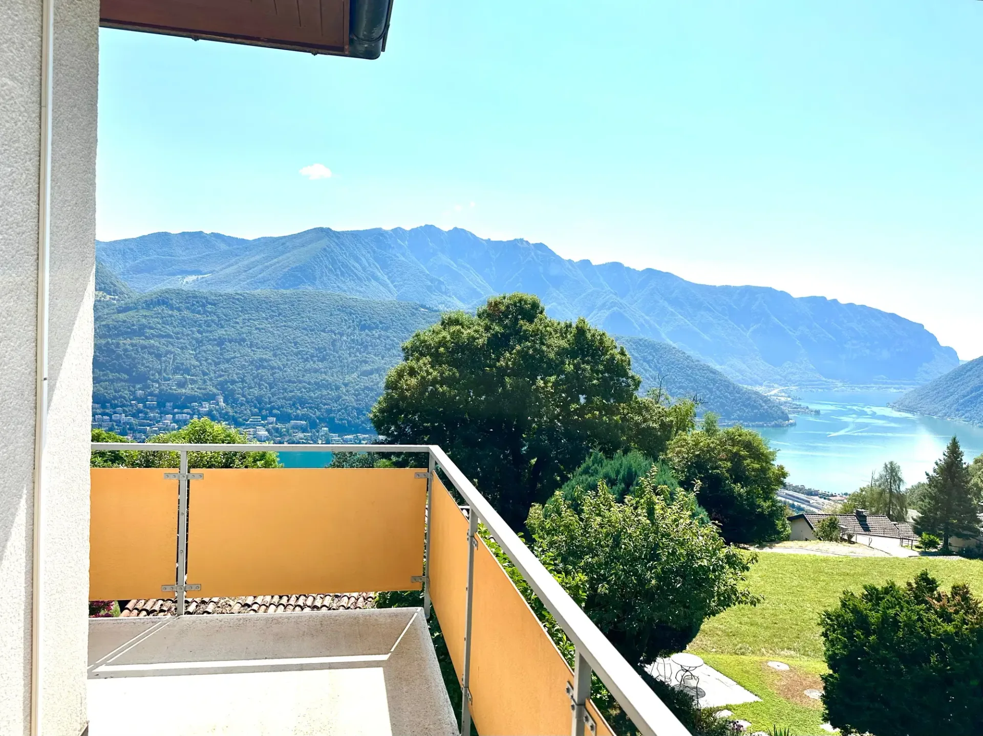 Elegant 3.5-Room Attic with View of Lake Lugano