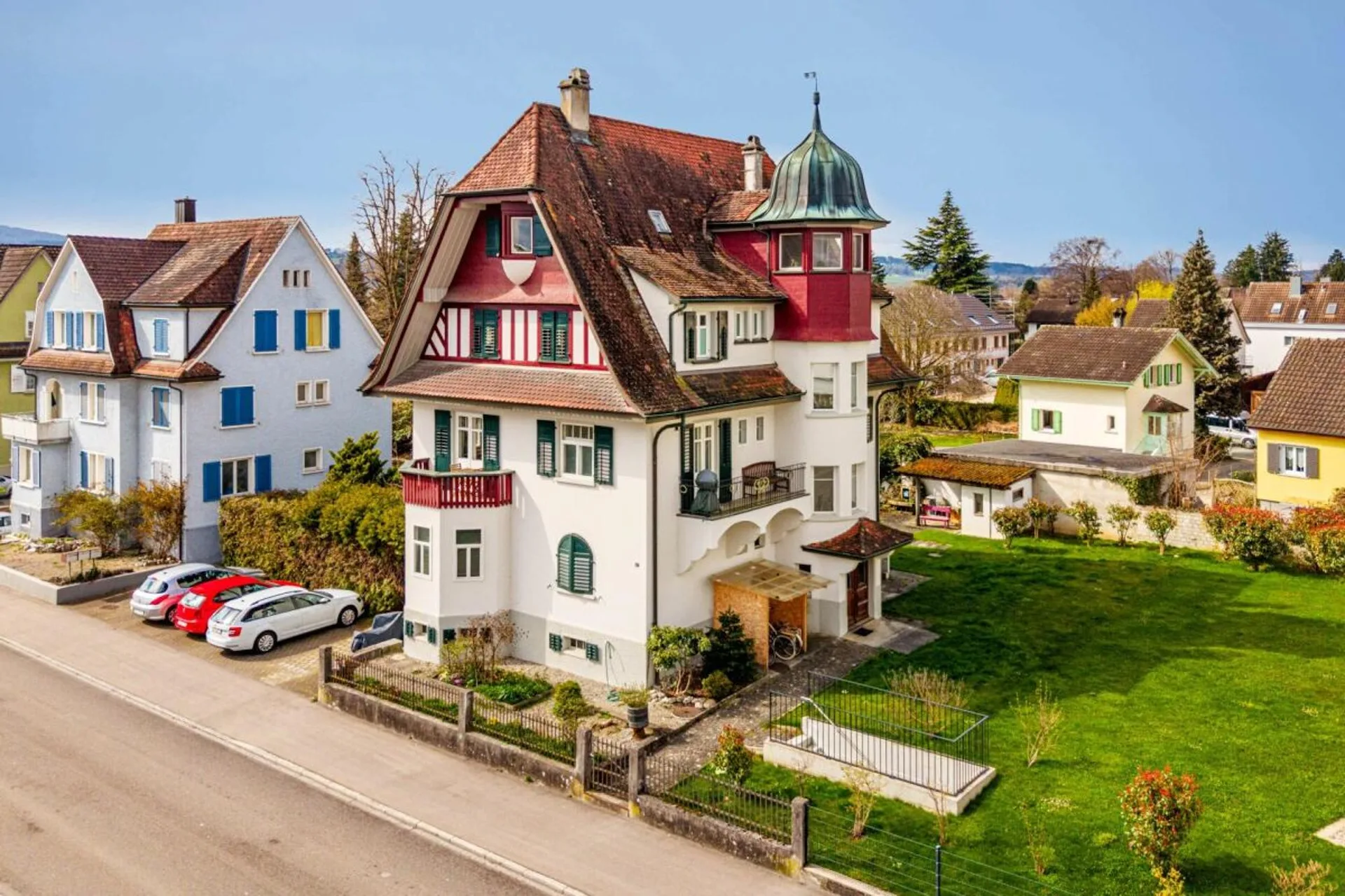 historisches Wohnhaus (VOLLVERMIETET) mit 4 Wohnungen (im Stockwerkeigentum) & 5 externen Tiefgaragenplätzen