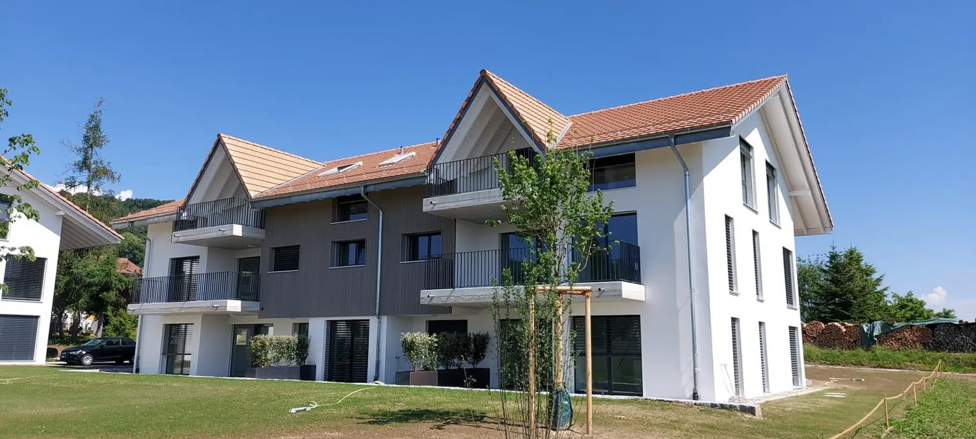Moderne 3.5-Zimmer-Neubauwohnung in Brüttelen – Erdgeschoss mit Balkon