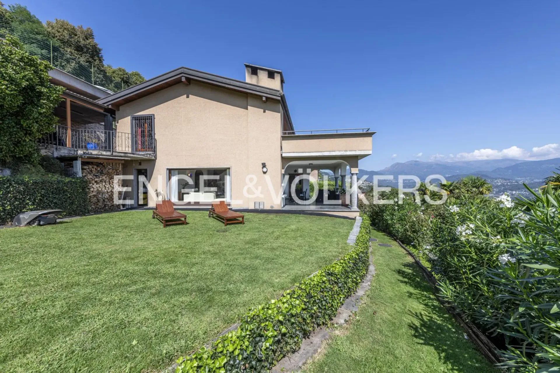 Gemütliche Villa mit grossem Garten und Seeblick