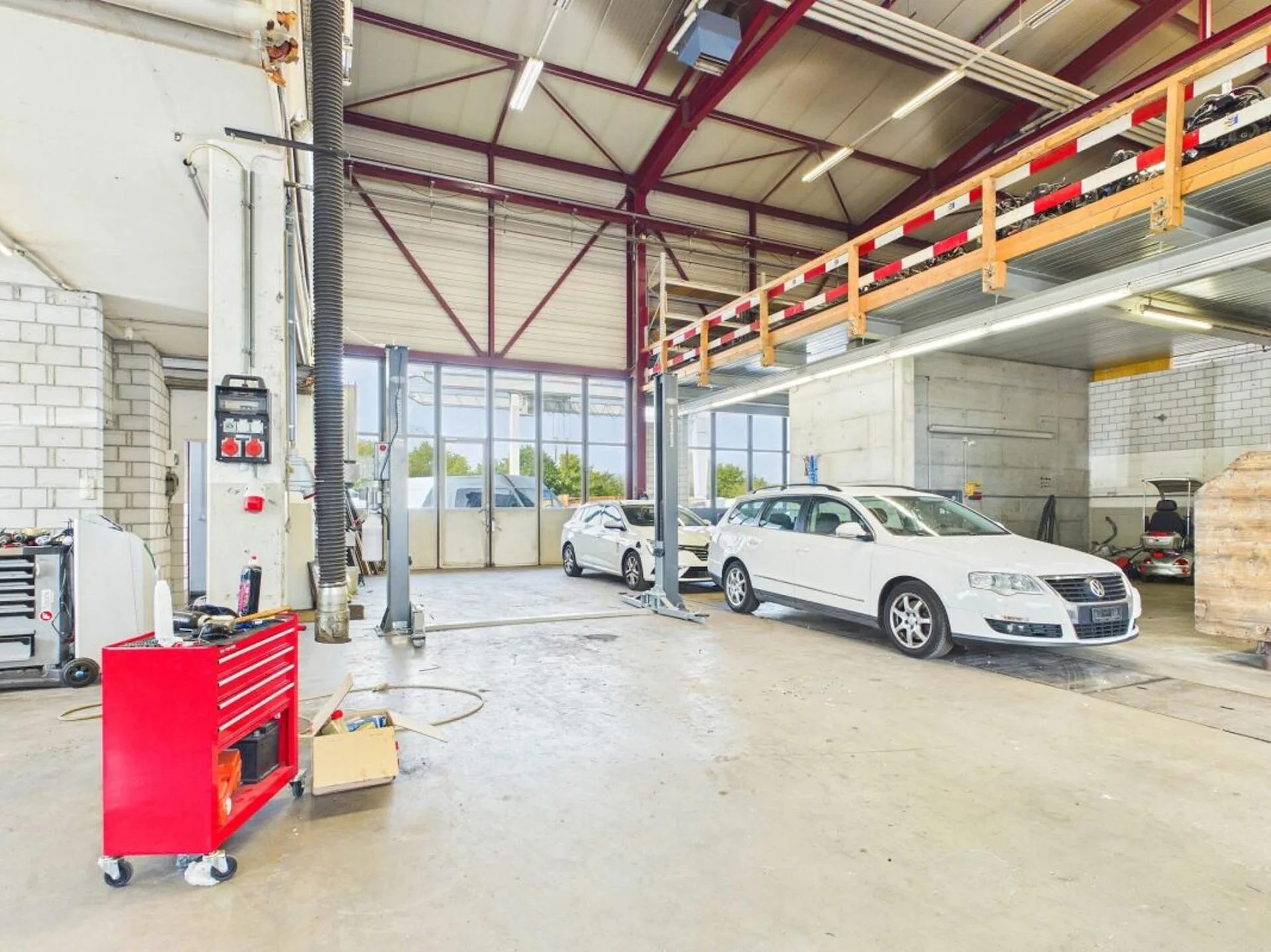 Halle mit 4 Räumen (ca. 350 m²) - ideal als Garage/Werkstatt in Rafz