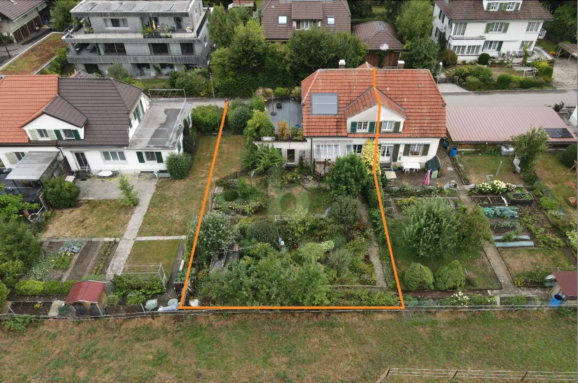 NATURNAH MIT GROSSEM GARTEN