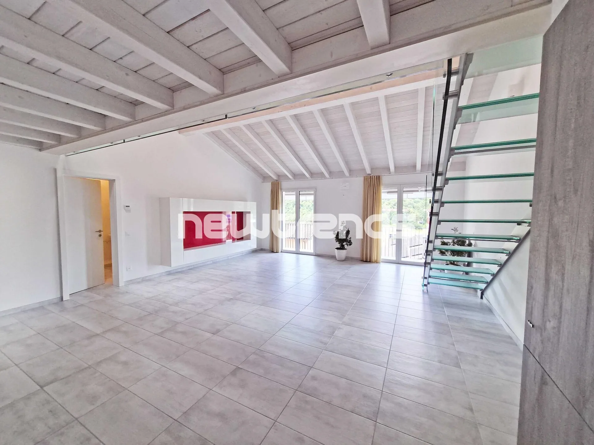 Grancia: elegantes Dachgeschoss mit 4.5 Zimmern und Galerie