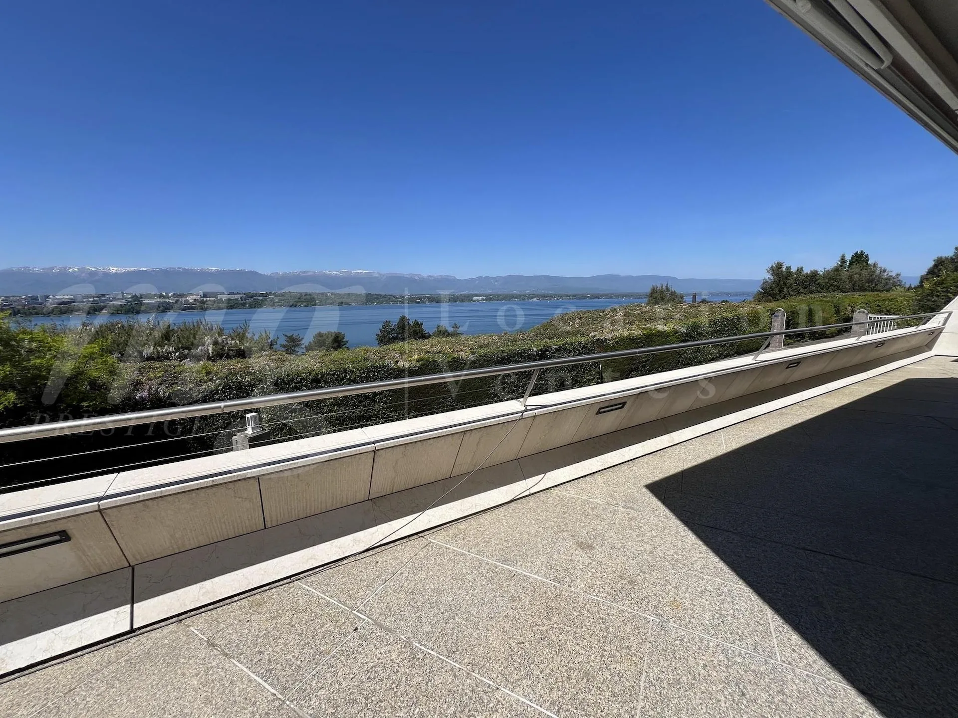 Moderne Villa mit 400 m2 Wohnfläche - Panoramablick mit 180 Grad auf den See - Pool - Aufzug
