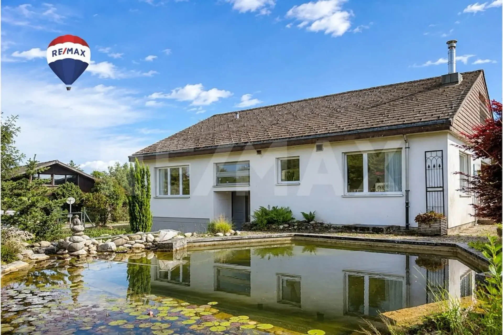 Freistehendes 8-Zi.-Einfamilienhaus mit idyllischer Gartenanlage