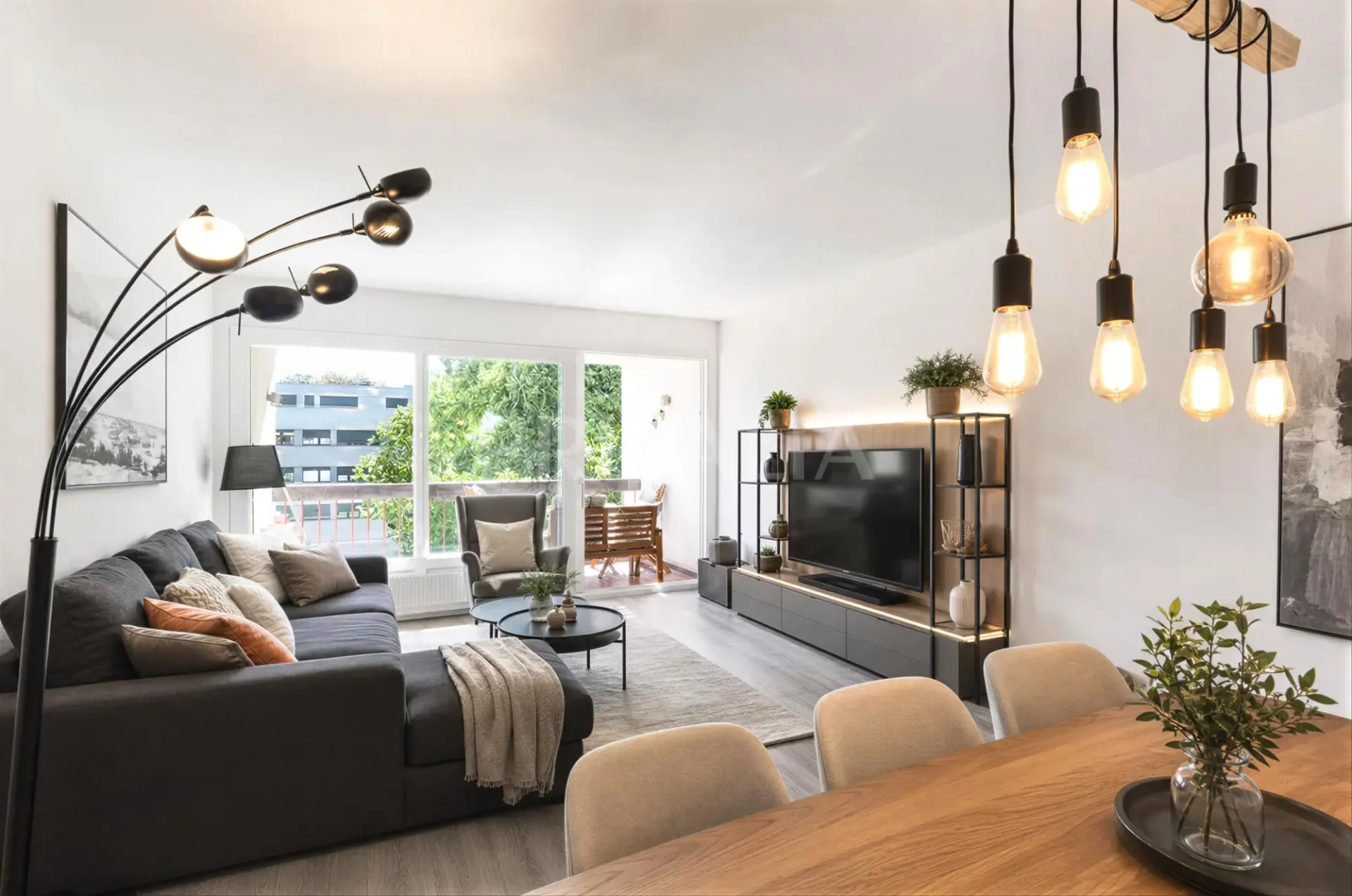 En Exclusivité : Spacieux 5 pièces rénové avec balcon et garage à Onex