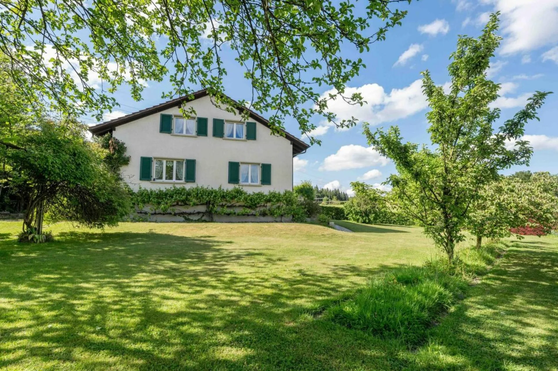 Herrlich gelegenes, 1'208 m2 grosses und voll erschlossenes Baulandgrundstück mit Altliegenschaft