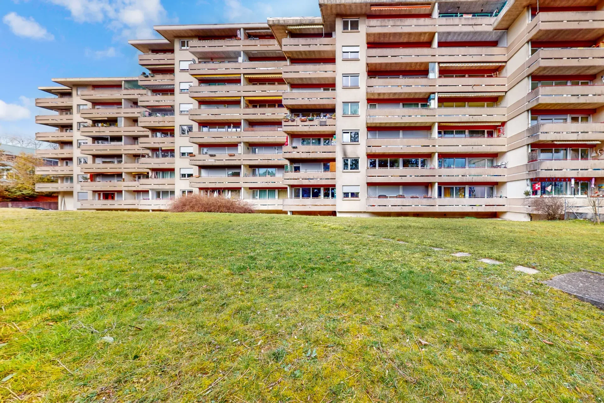 Ein von Grün umgebener Wohnraum in Versoix