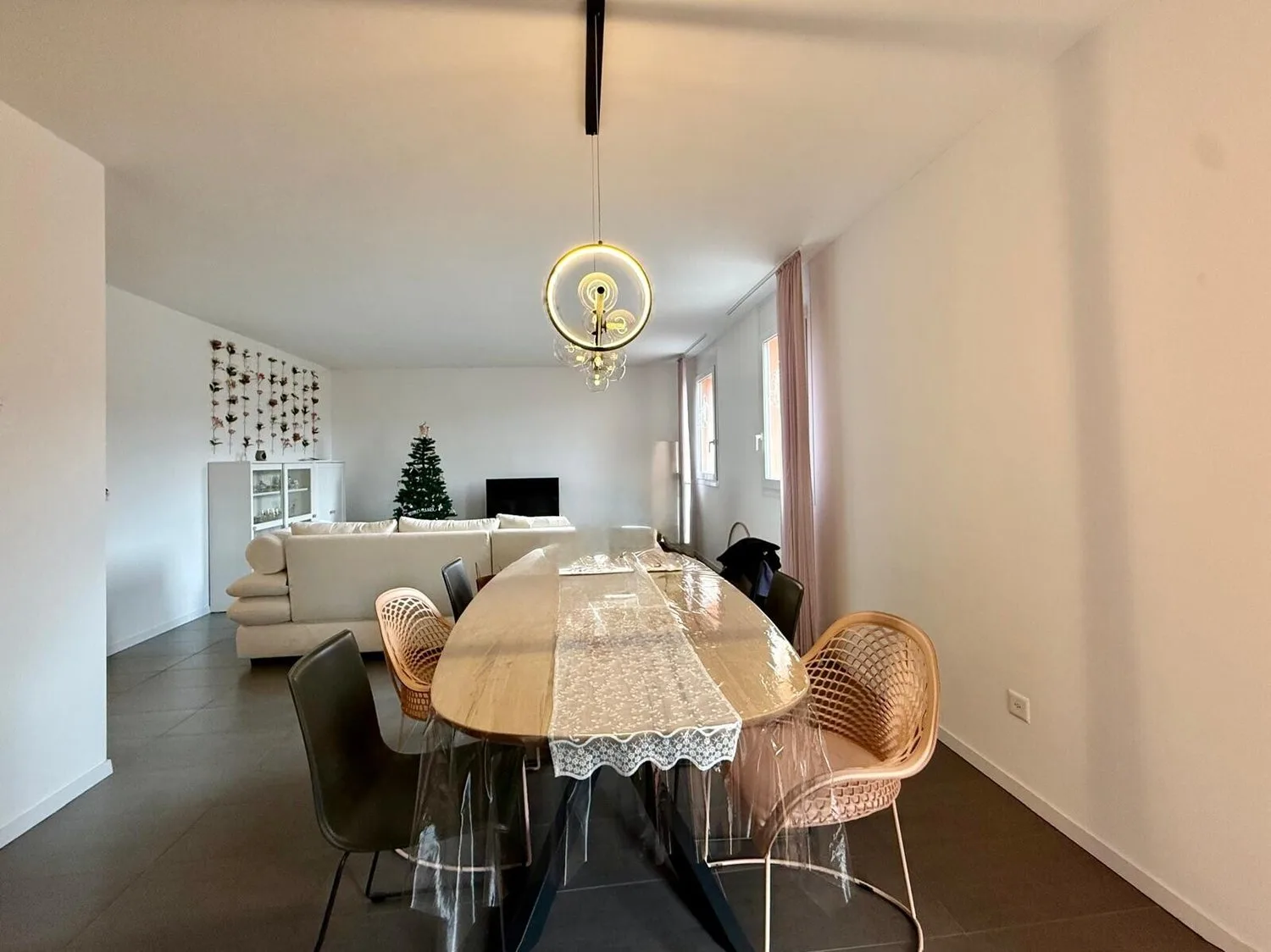 Spacious and comfortable 3.5-room apartment with two balconies in Chiasso
