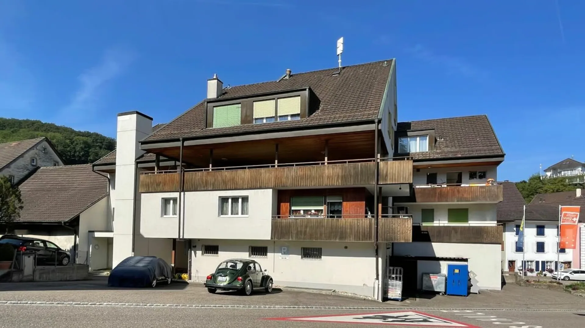 Wohn- und Geschäftshaus mit Parkplätzen in Buckten/BL