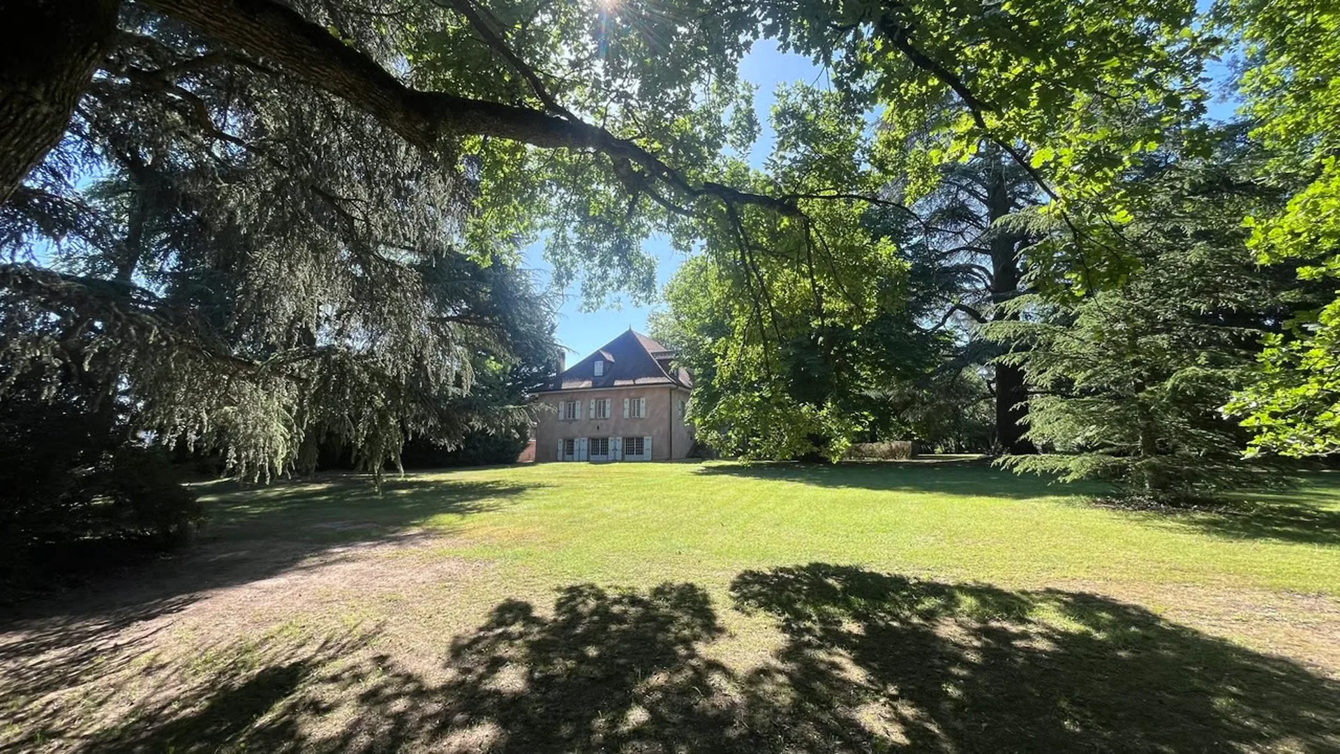 Bâtisse du XIXe siècle dans un parc arboré aux portes de Genève
