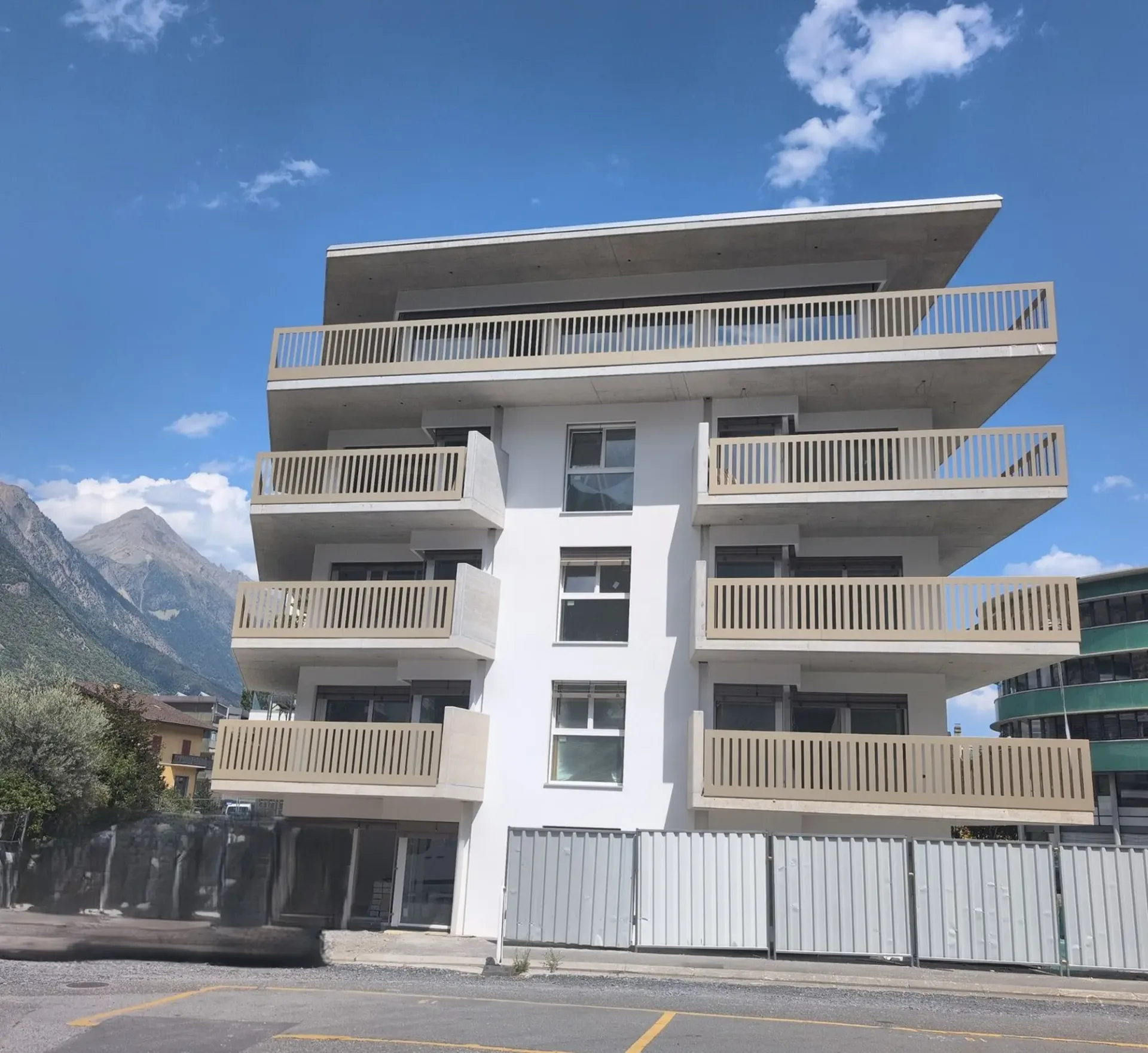 Kleiner Schatz! Zu vermieten, eine schöne 3-Zimmer-Wohnung 1/2 NEU, mit großem Balkon, in Martigny!