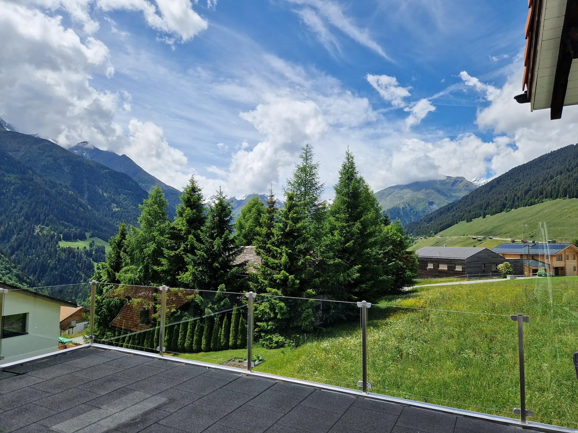 Charmante 5.5-Zimmer-Wohnung mit atemberaubendem Bergblick in Lumbrein