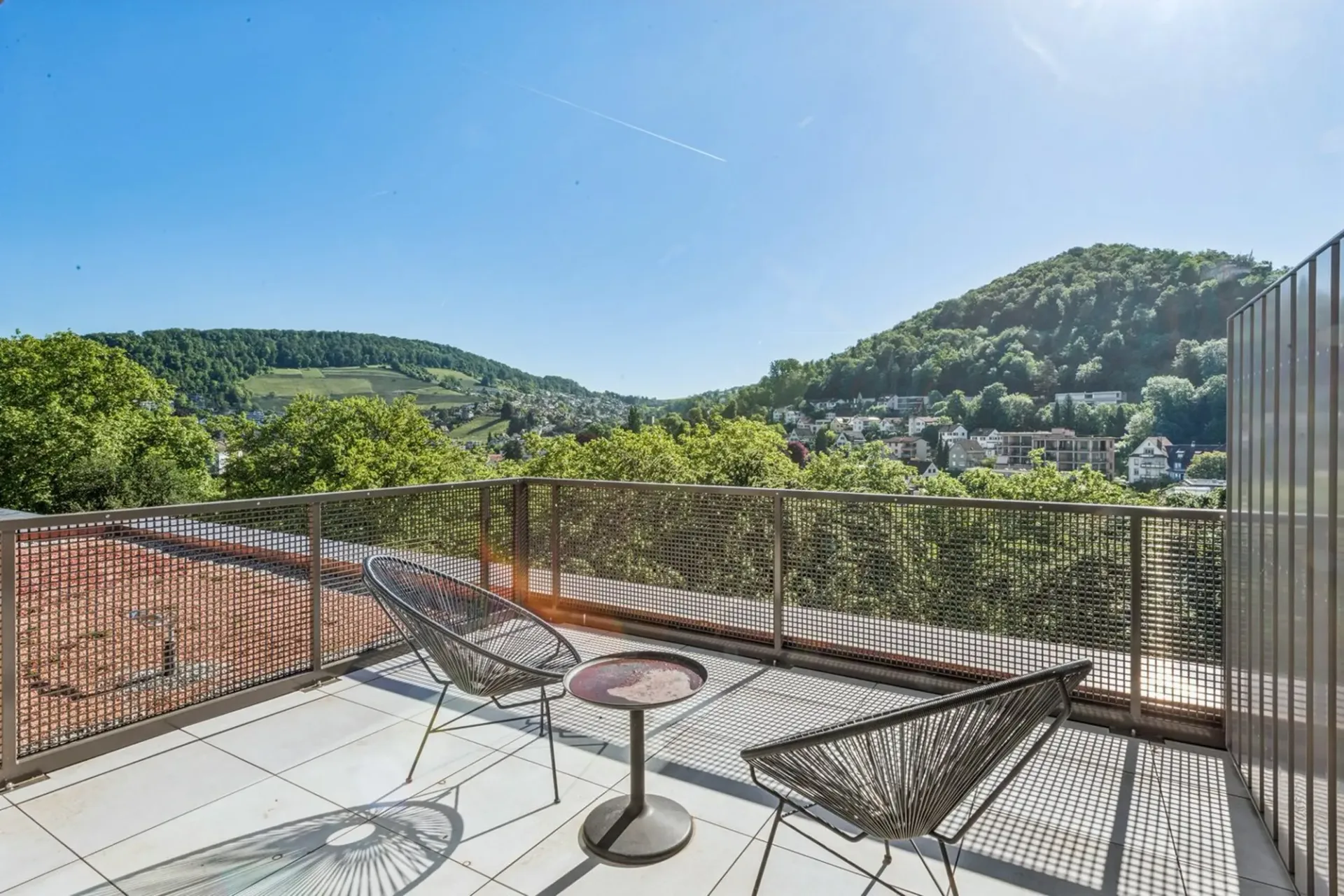 Drei Ebenen, eigener Arbeitsraum und Terrasse – mitten in Baden