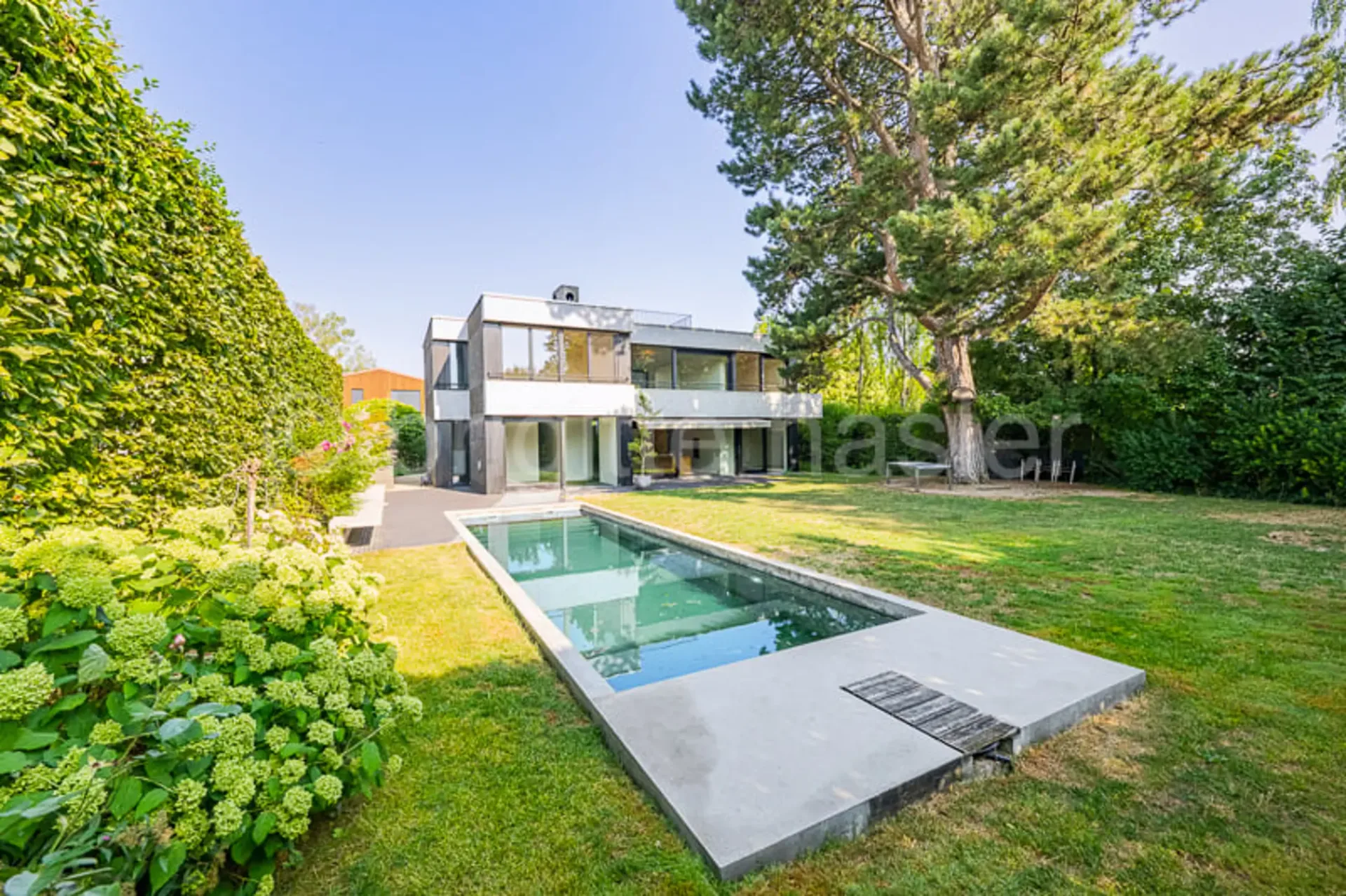 Moderne Designer-Liegenschaft mit Pool  an exklusiver Lage auf der Binninger Höhe