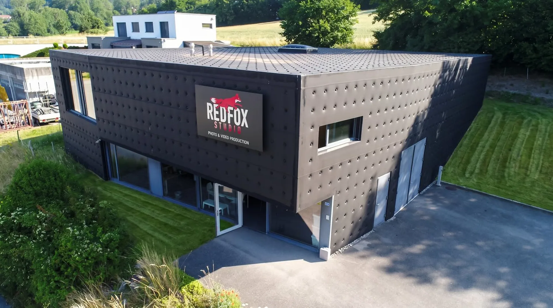 Ursy - magnifique bâtiment en zone artisanale