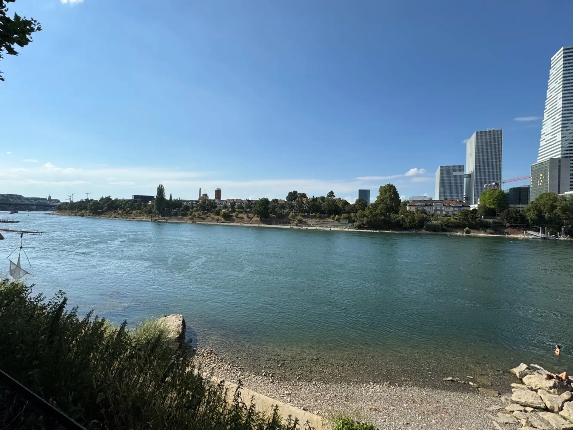 Im Kleinbasel zwischen Tinguely-Museum und Wettsteinbrücke direkt am Rhein