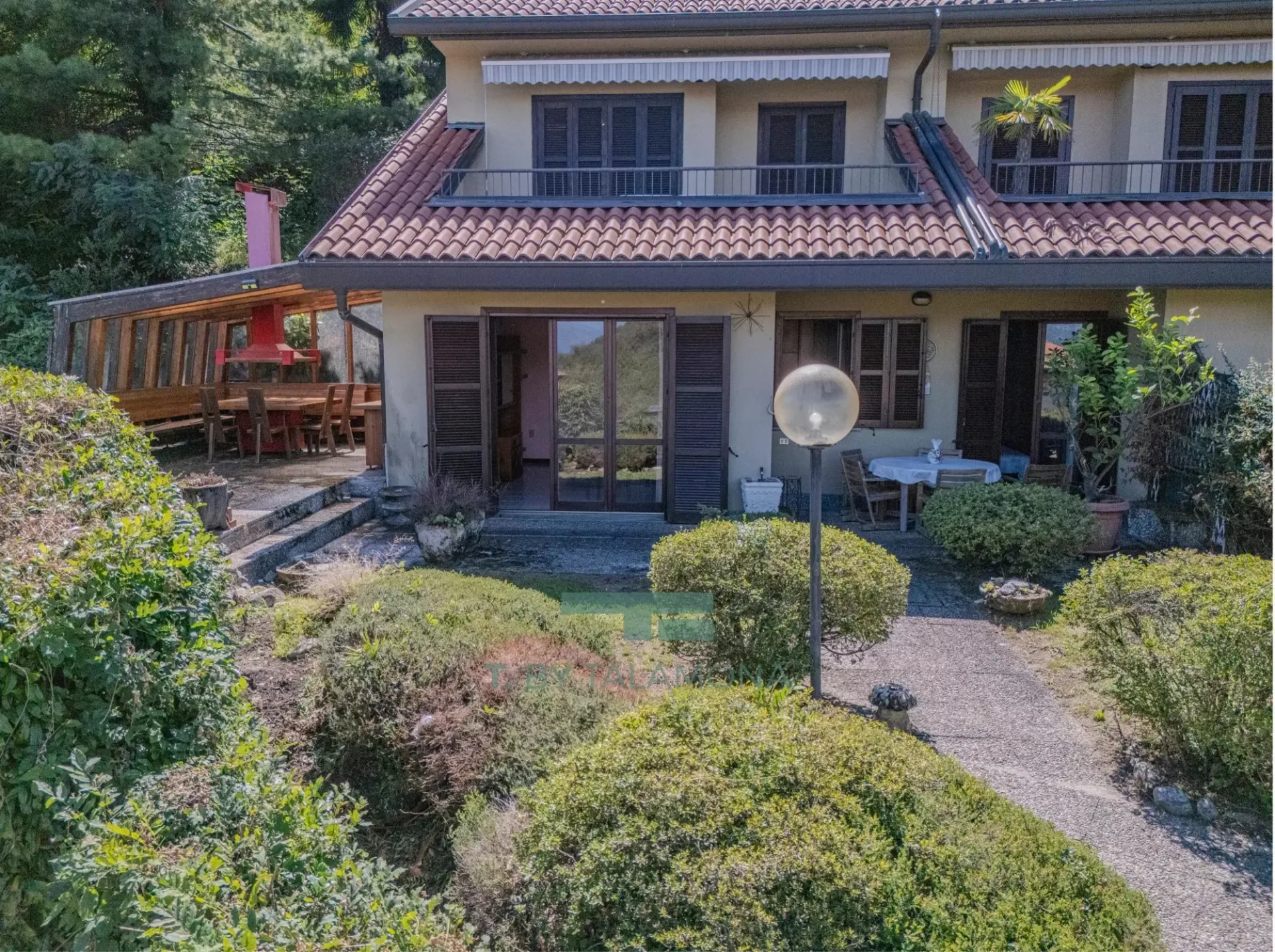 Appartamento con giardino privato e residenza con piscina a Brezzo di Bedero