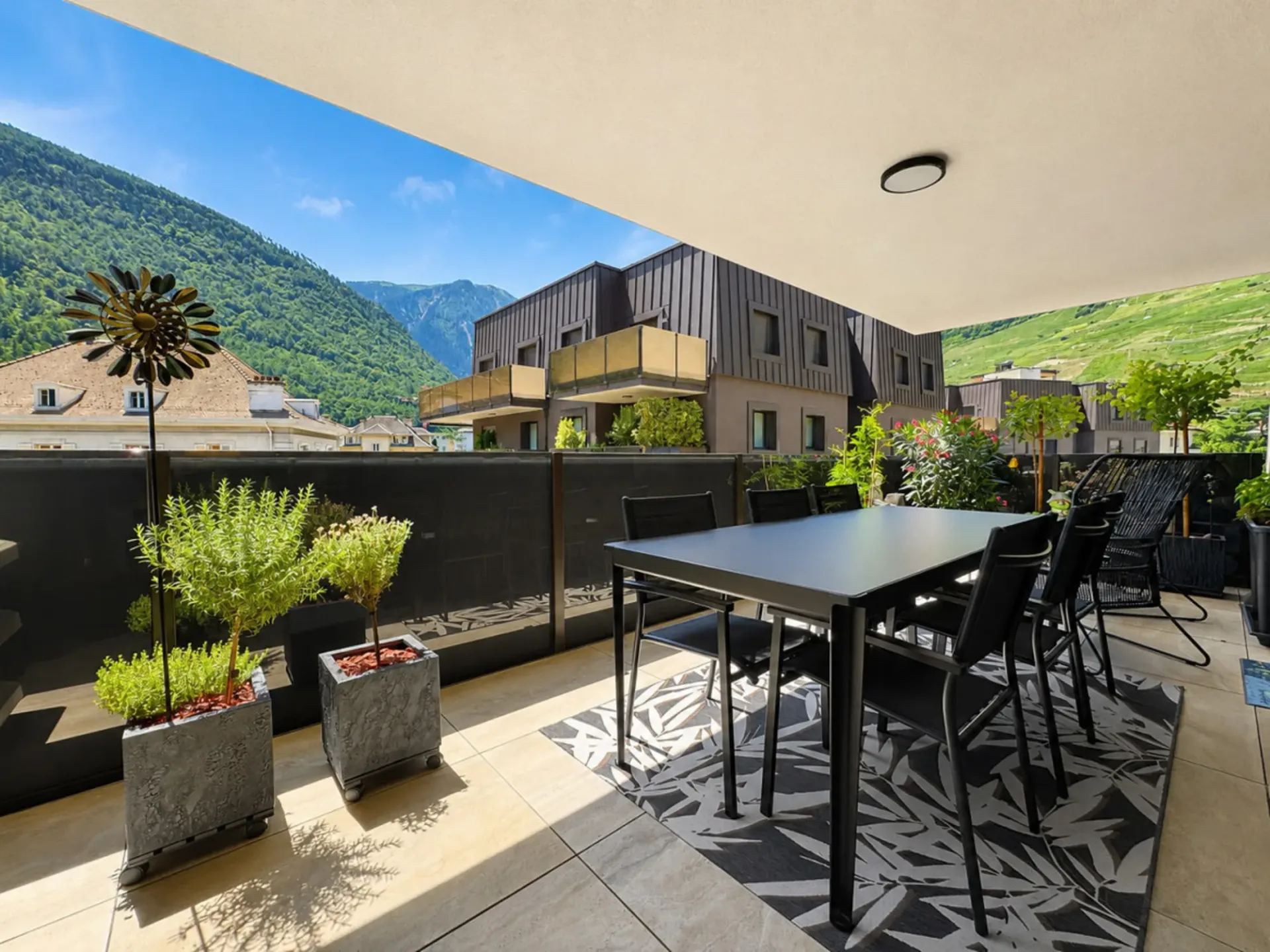 GROßARTIGES 2.5-ZIMMER-MINERGIE-APARTMENT MIT GROßER TERRASSE