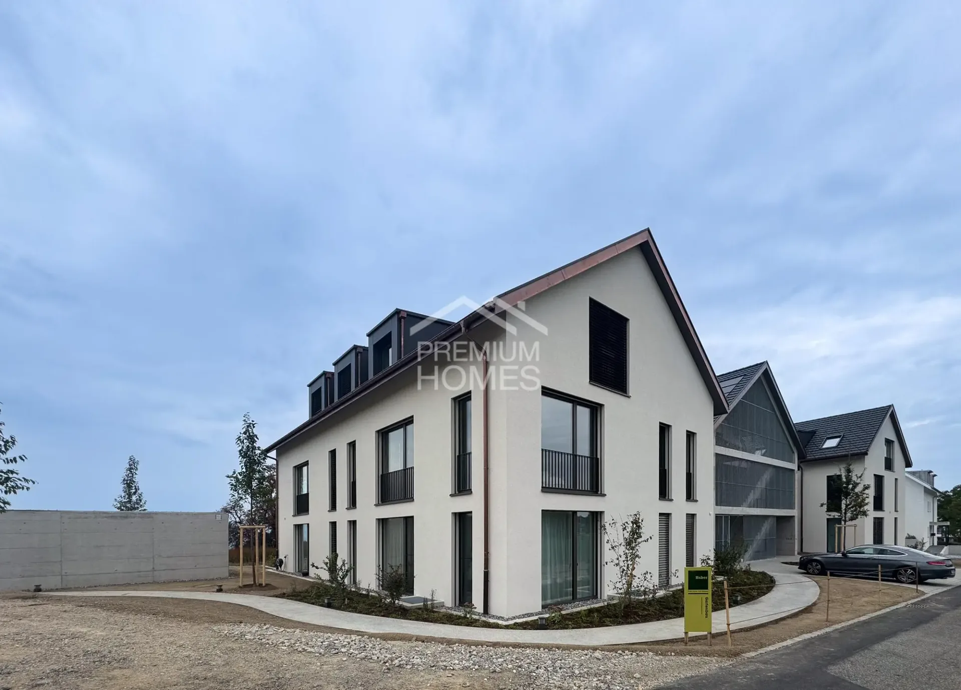 MODERNE ATTIKAWOHUNG MIT TRAUMHAFTER BERGKULISSE